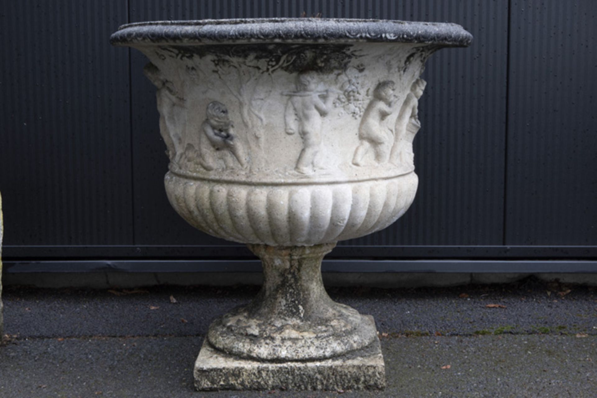 quite big stone neoclassical urn with a basrelief with playing cupids scenes||Vrij grote neoclassici