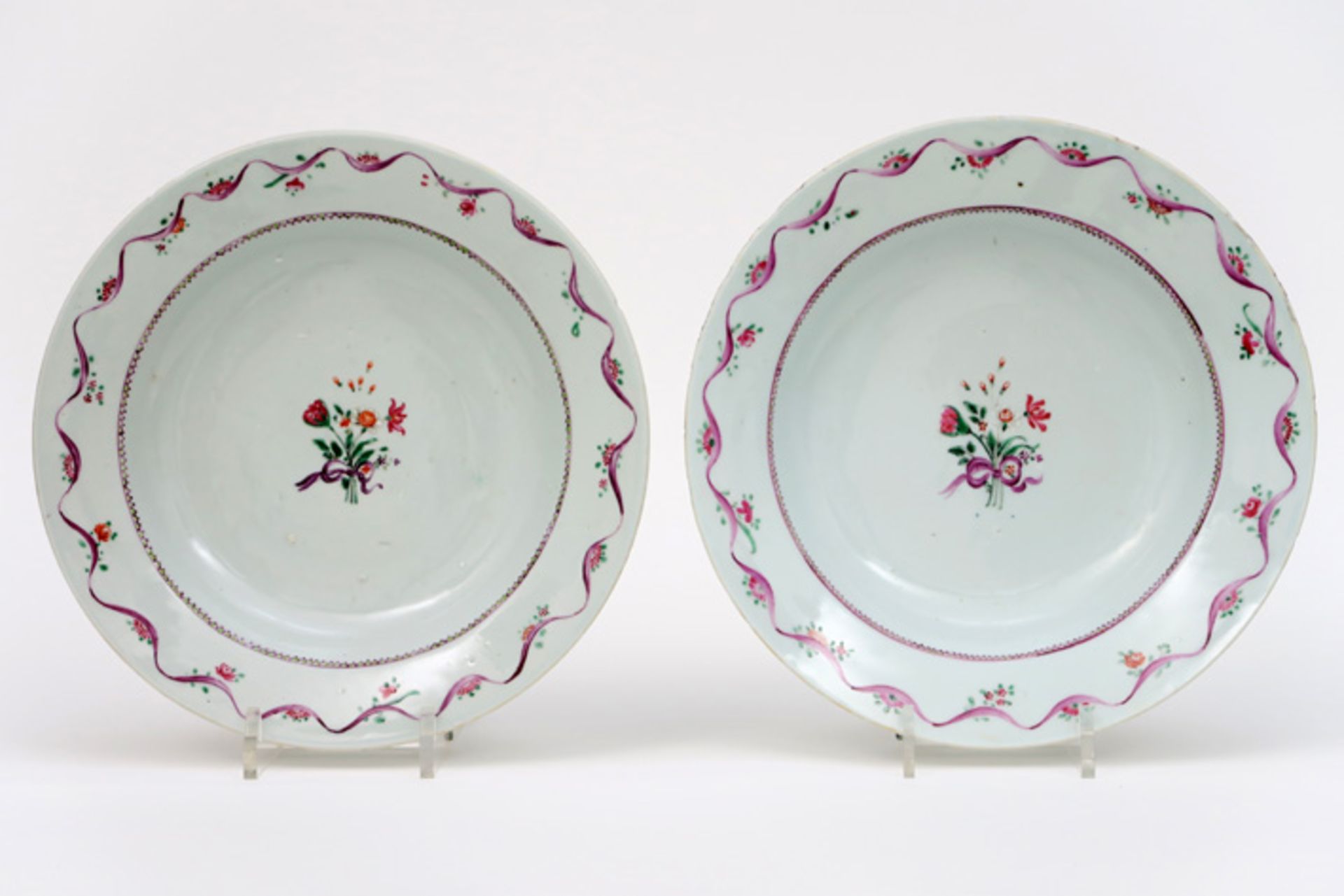 pair of 18th Cent. Chinese " Lowestoft " plates in porcelain with a polychrome decor||Paar achttiend