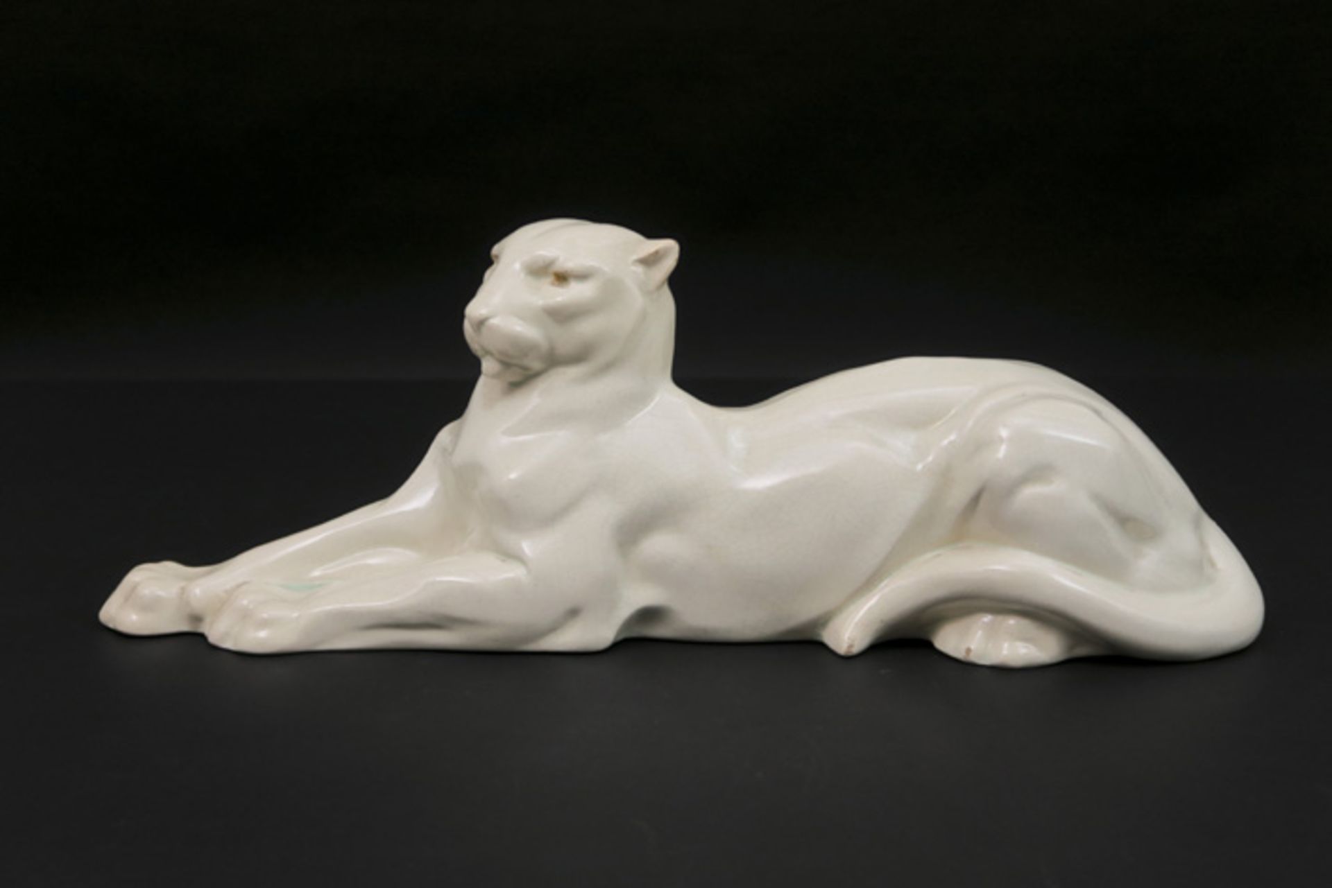 Art Deco "panther" sculpture in white ceramic with craqueled glaze||Art Deco-sculptuur in witte