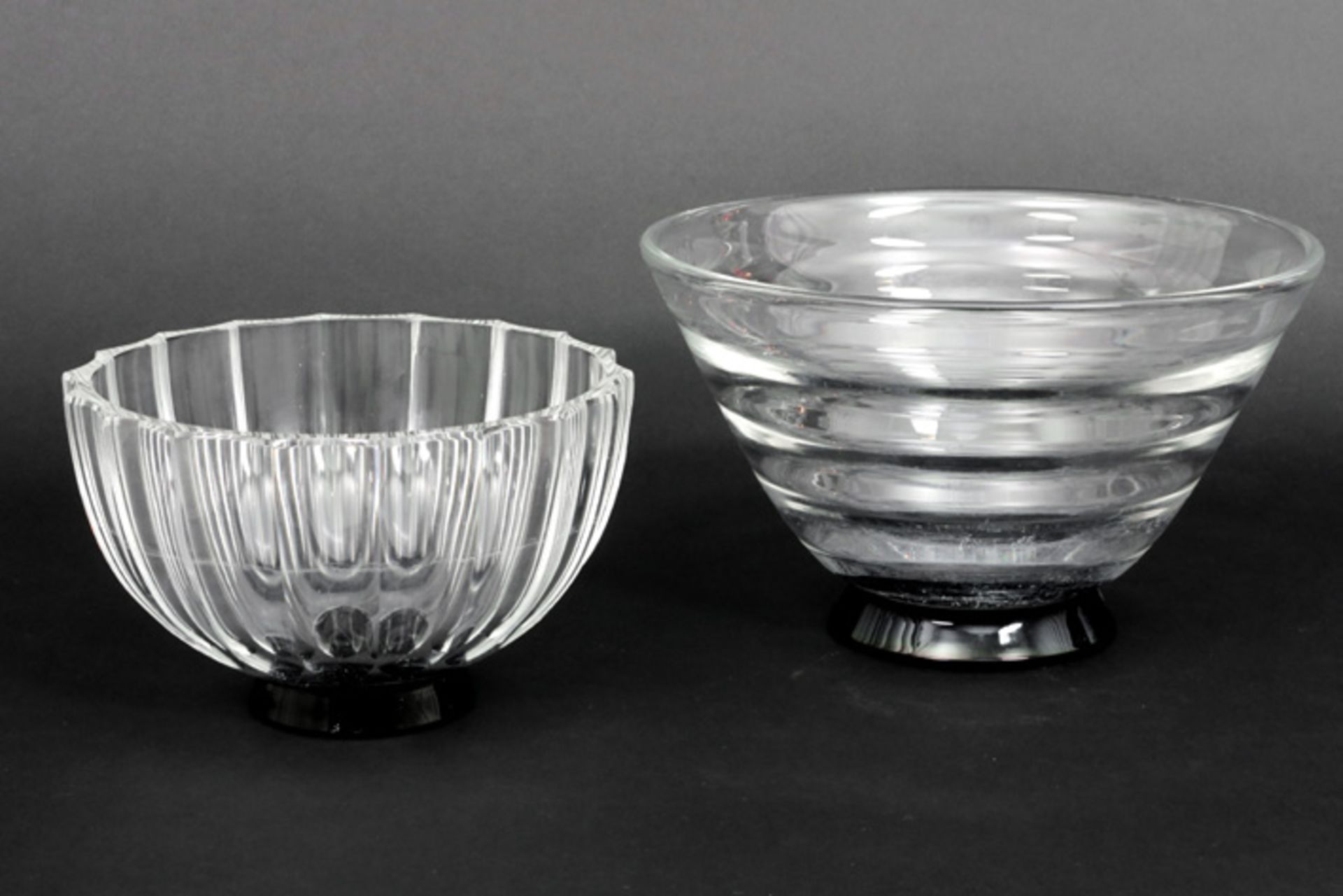 2 marked "Orrefors" Art Deco-bowls in crystal, each on a base in black glass||ORREFORS twee Art