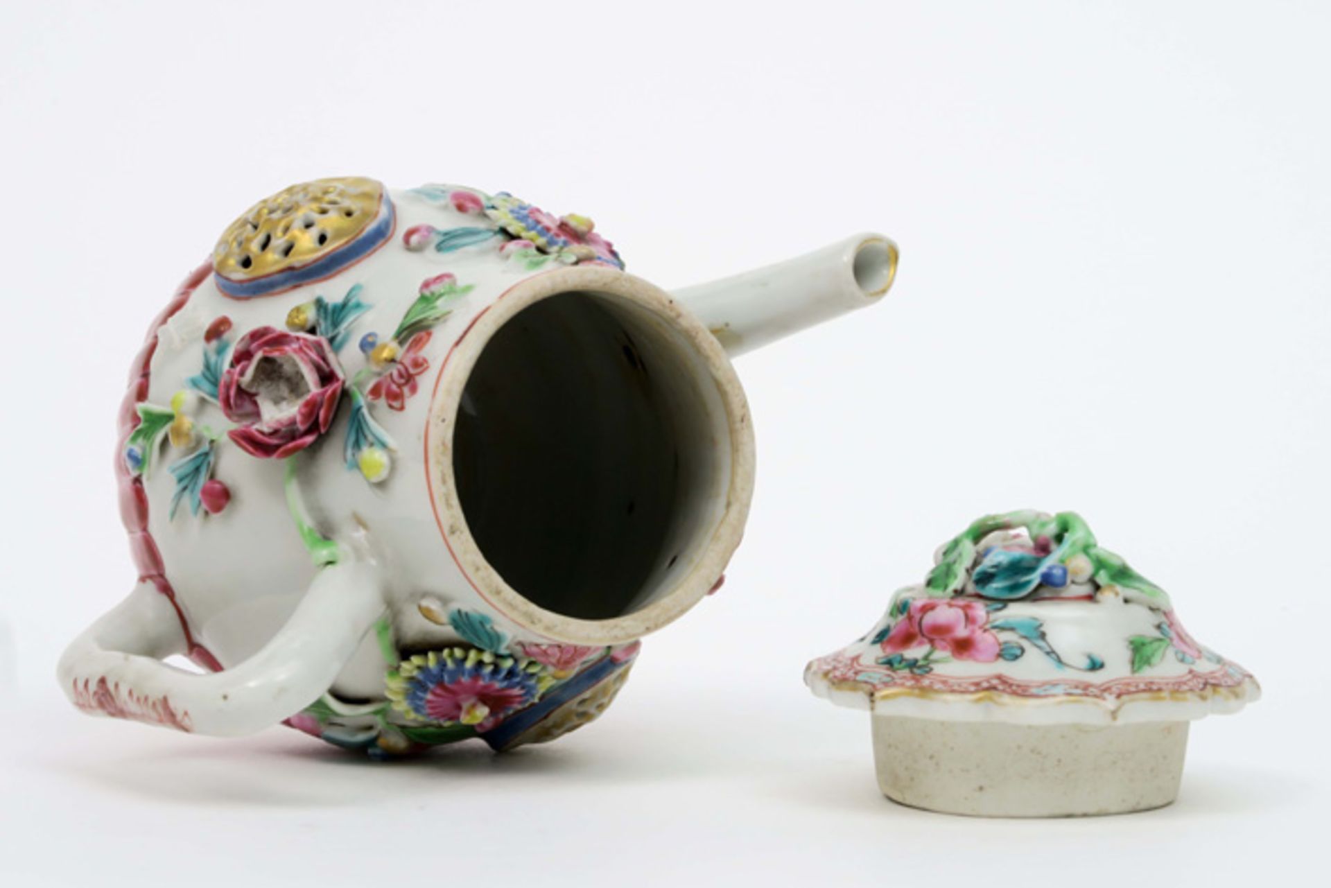 18th Cent. Chinese tea pot in porcelain with 'Famille Rose' flower decor partially in relief||Achtti - Bild 3 aus 4