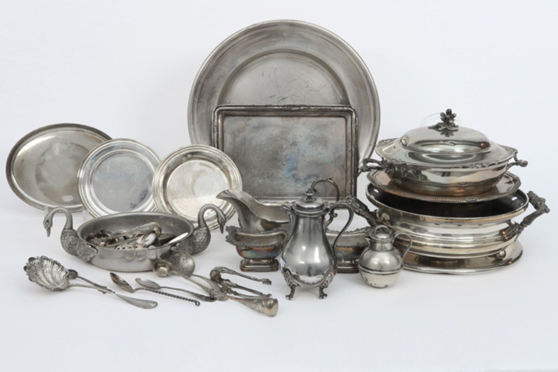 several silverplated items with serving plates, sauce boats, ...||Lot verzilverd metaal met oa