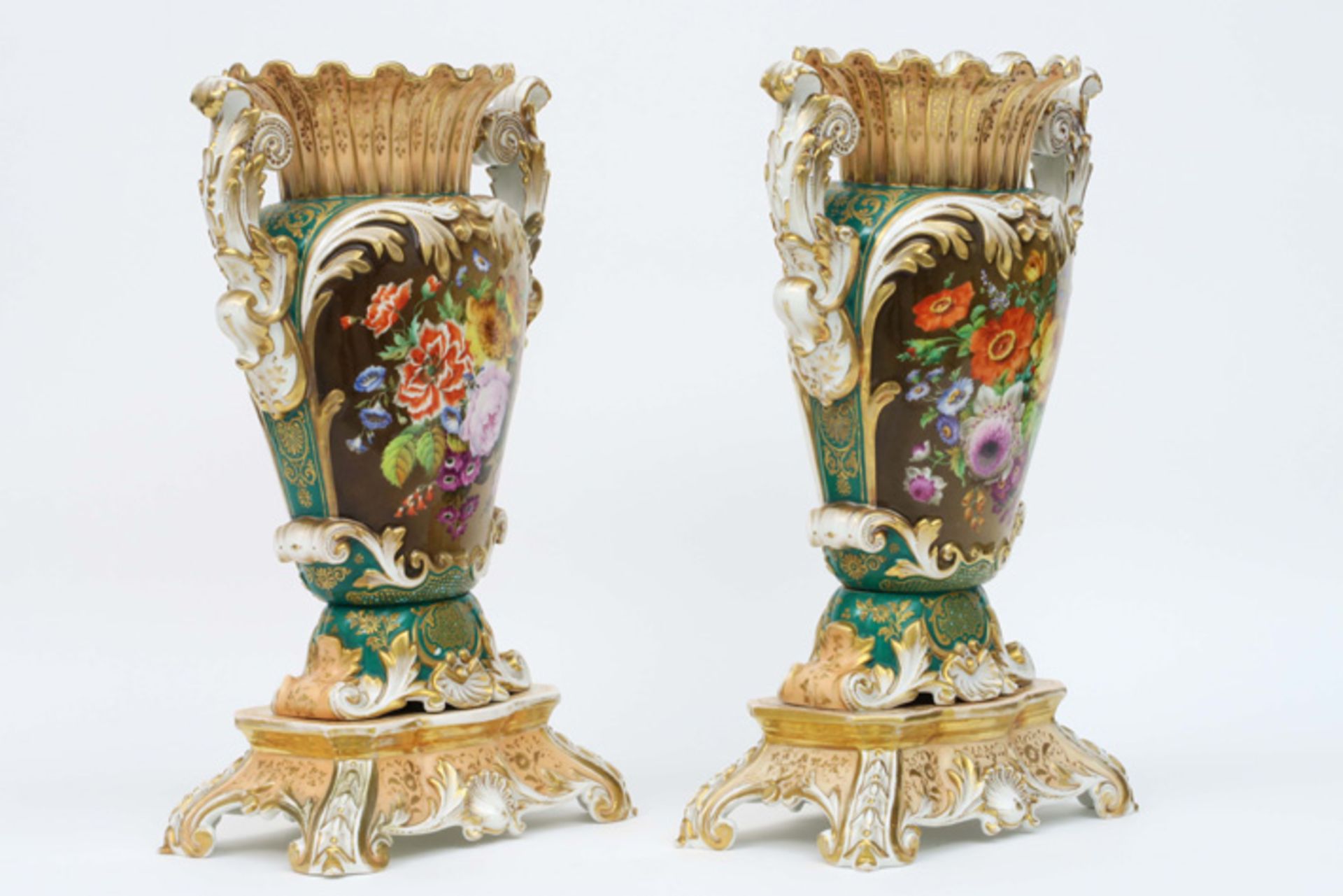 pair of antique vases, each on a base, in painted porcelain from Paris||Paar antieke vazen op voet i - Bild 2 aus 4