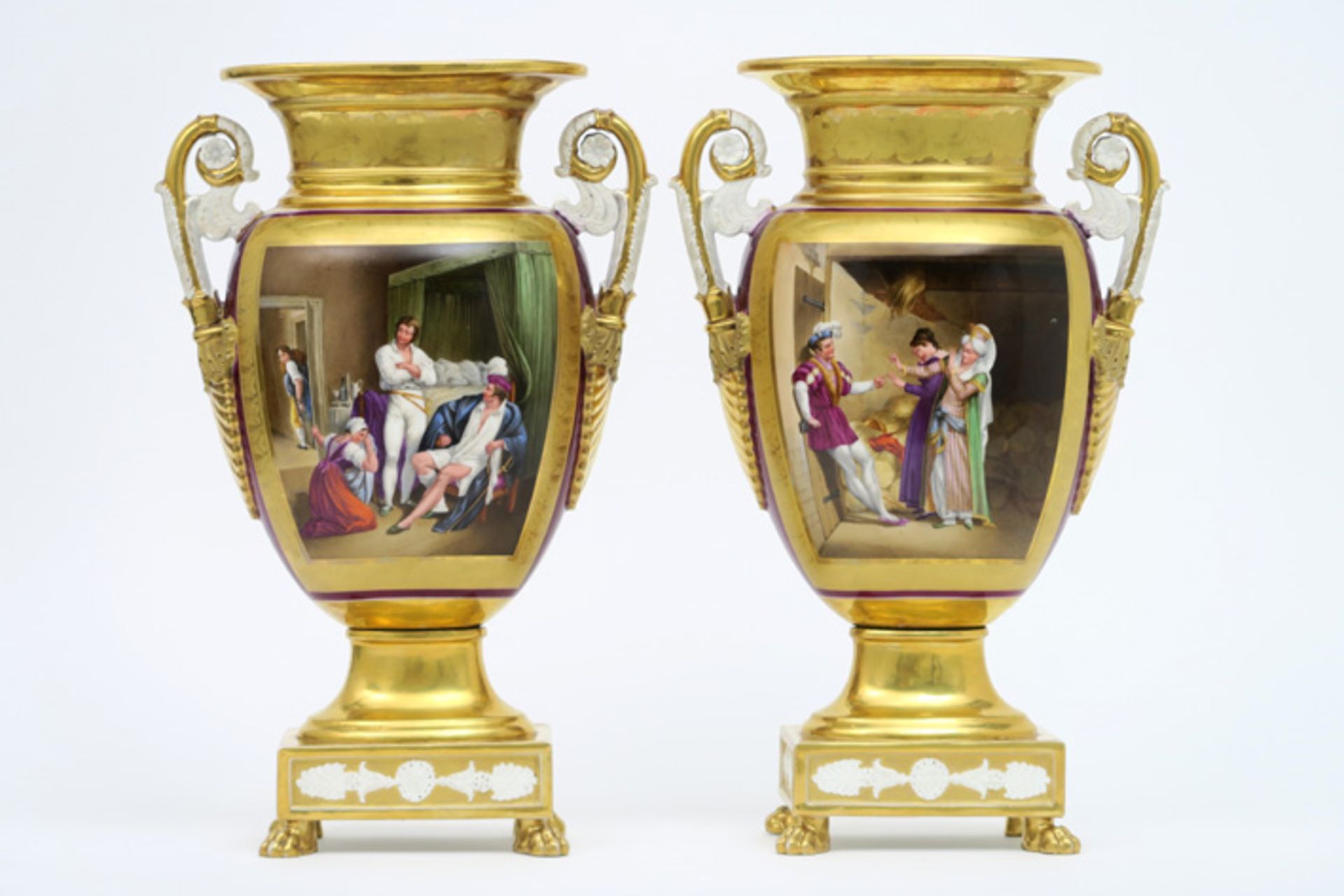 pair of antique Empire style vases in porcelain from Paris with finely painted decors||Paar antieke 