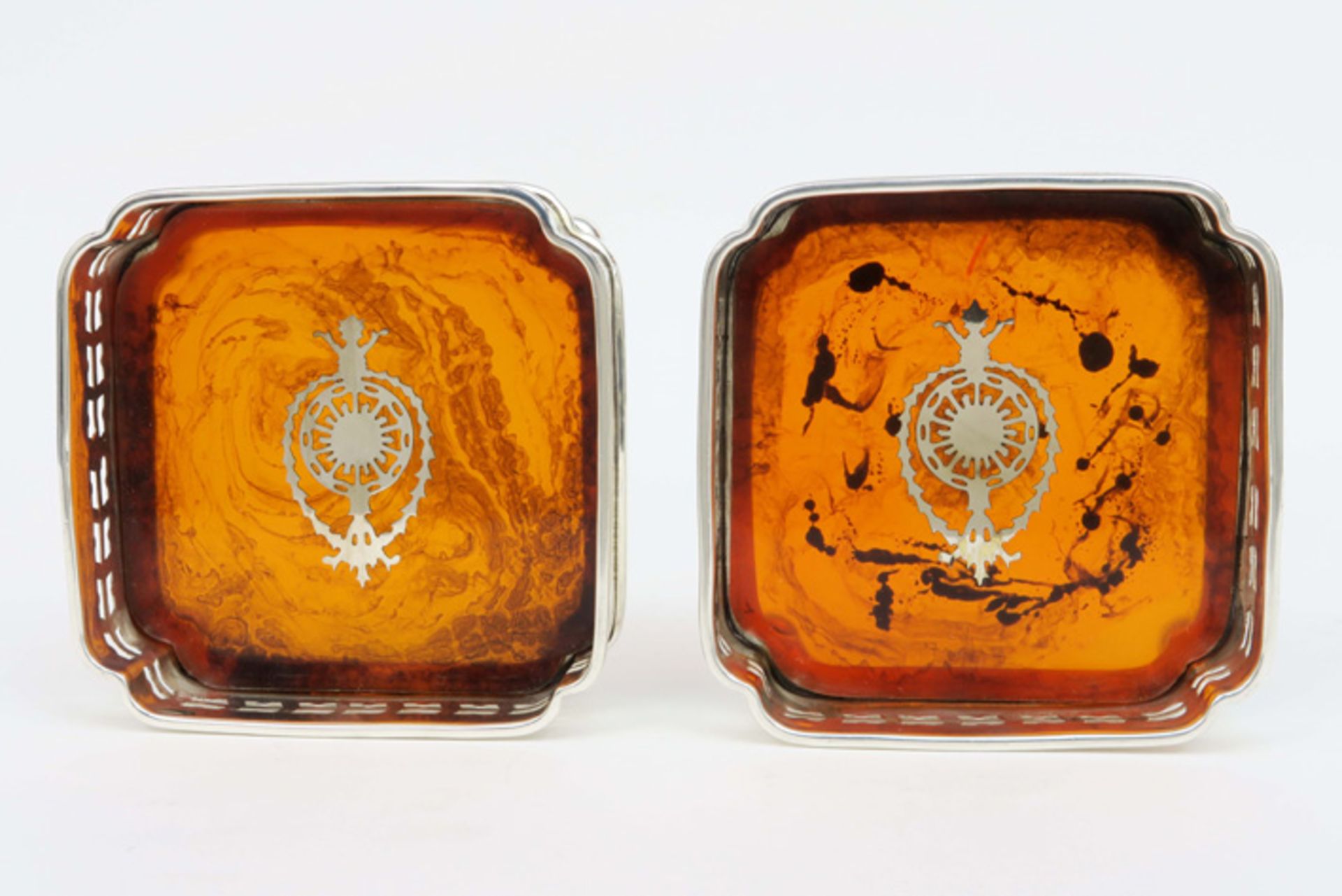 pair of F.T.R. marked bottle coasters in marked EPNS and resin||F.T.R. paar flessenonderzetters in - Image 2 of 3