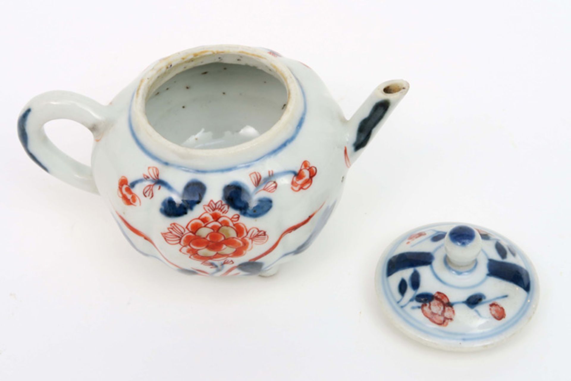 small 18th Cent. Chinese lidded tea pot in porcelain with an Imari flowers decor||Achttiende - Image 3 of 4