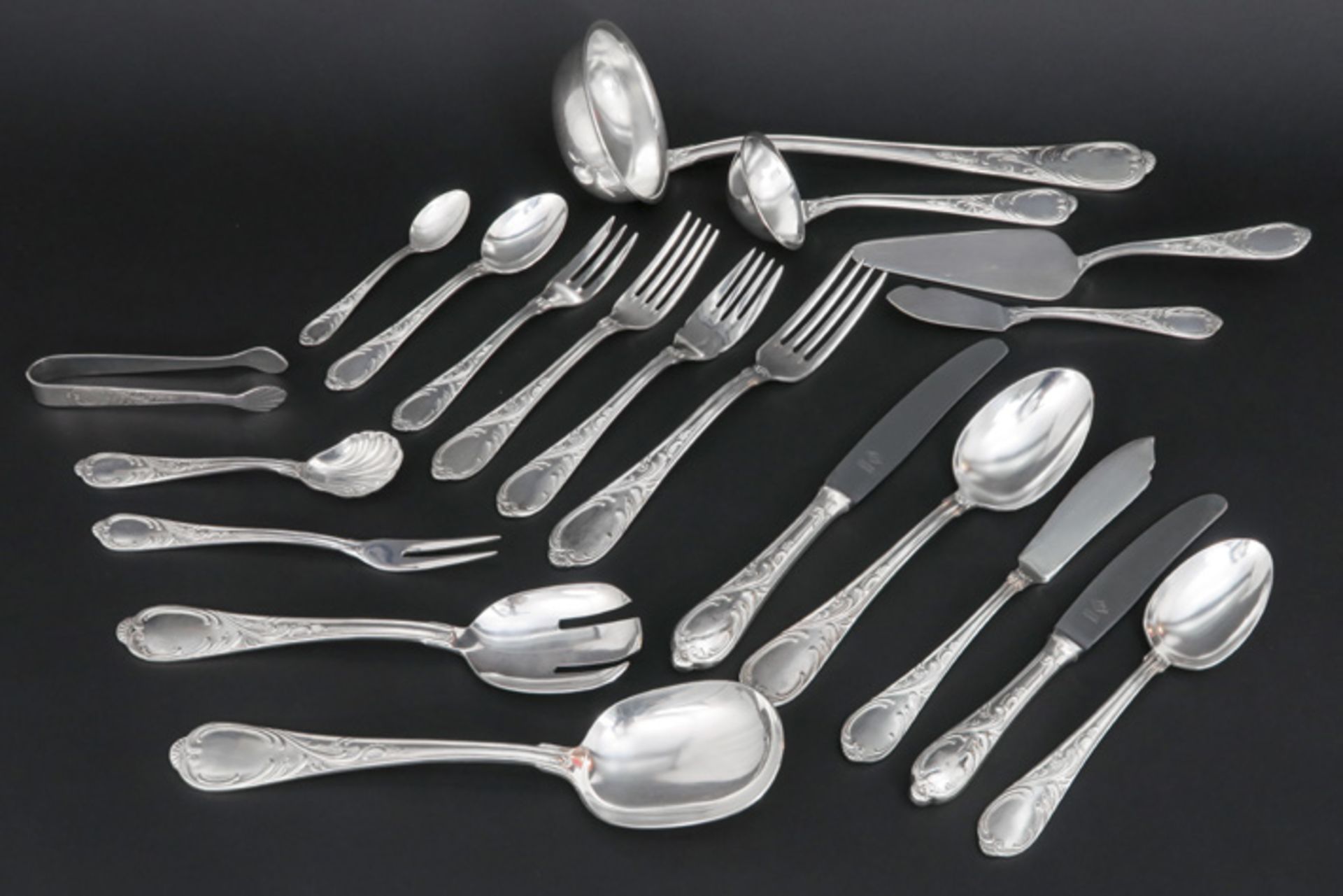 139 pieces of Louis XV style cutlery in German 800 marked silver||139-delig bestek met Lodewijk XV