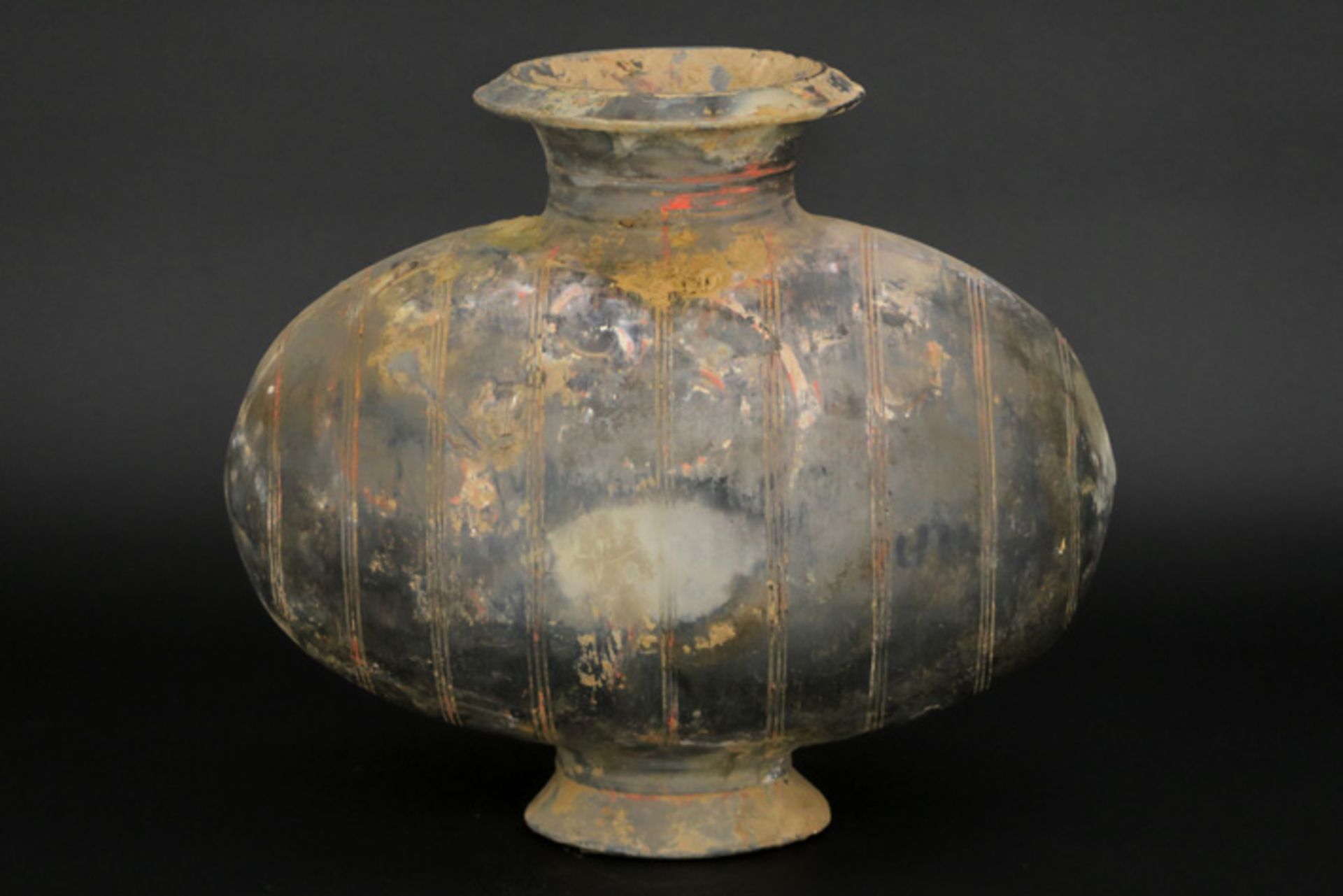 Chinese Han period tomb find : a cocoon vase in earthenware with original polychromy||CHINA - HAN- - Image 2 of 2