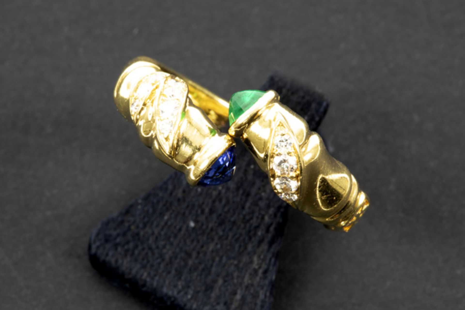ring with a Cartier like design in yellow gold (18 carat) with a cabochon cut emerald and sapphire