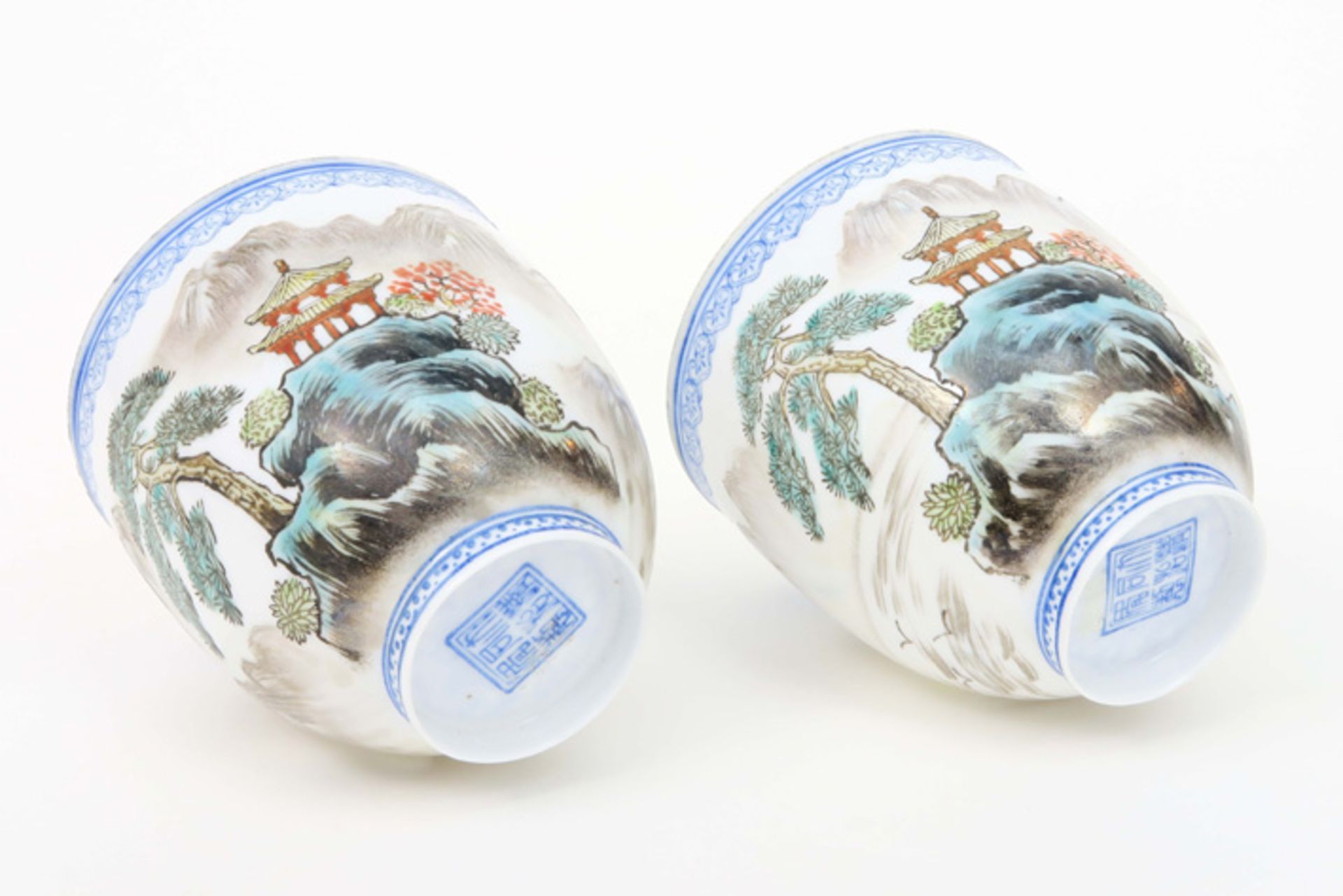 pair of Chinese cups in marked eggshell porcelain with polychrome landscape decor||Paar Chinese tass - Bild 4 aus 5