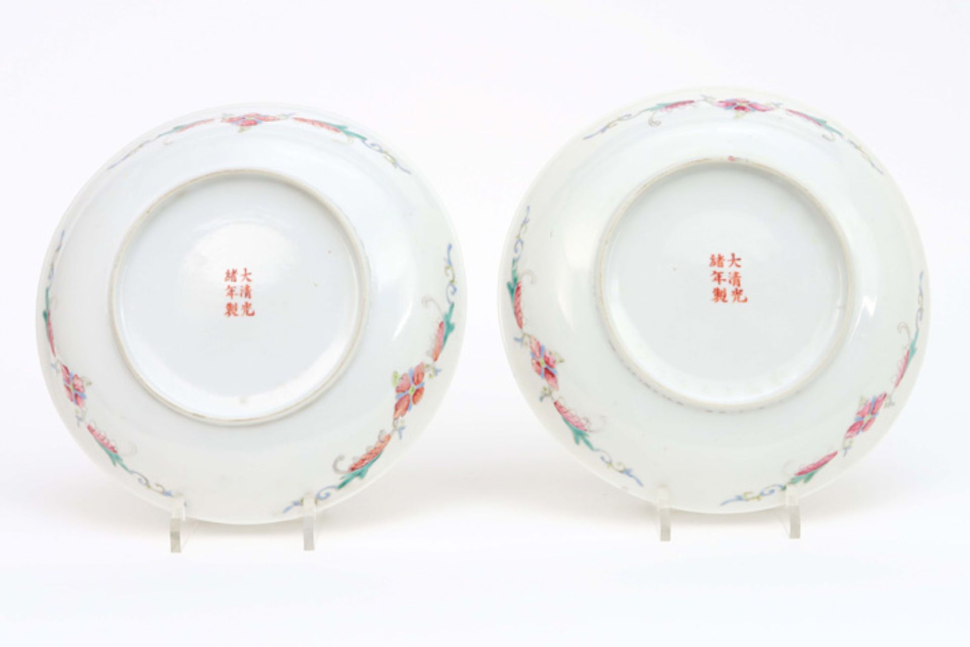 pair of antique Chinese dishes in Guantzu marked porcelain with polychrome Famille Jaune decor||Paar - Image 2 of 2