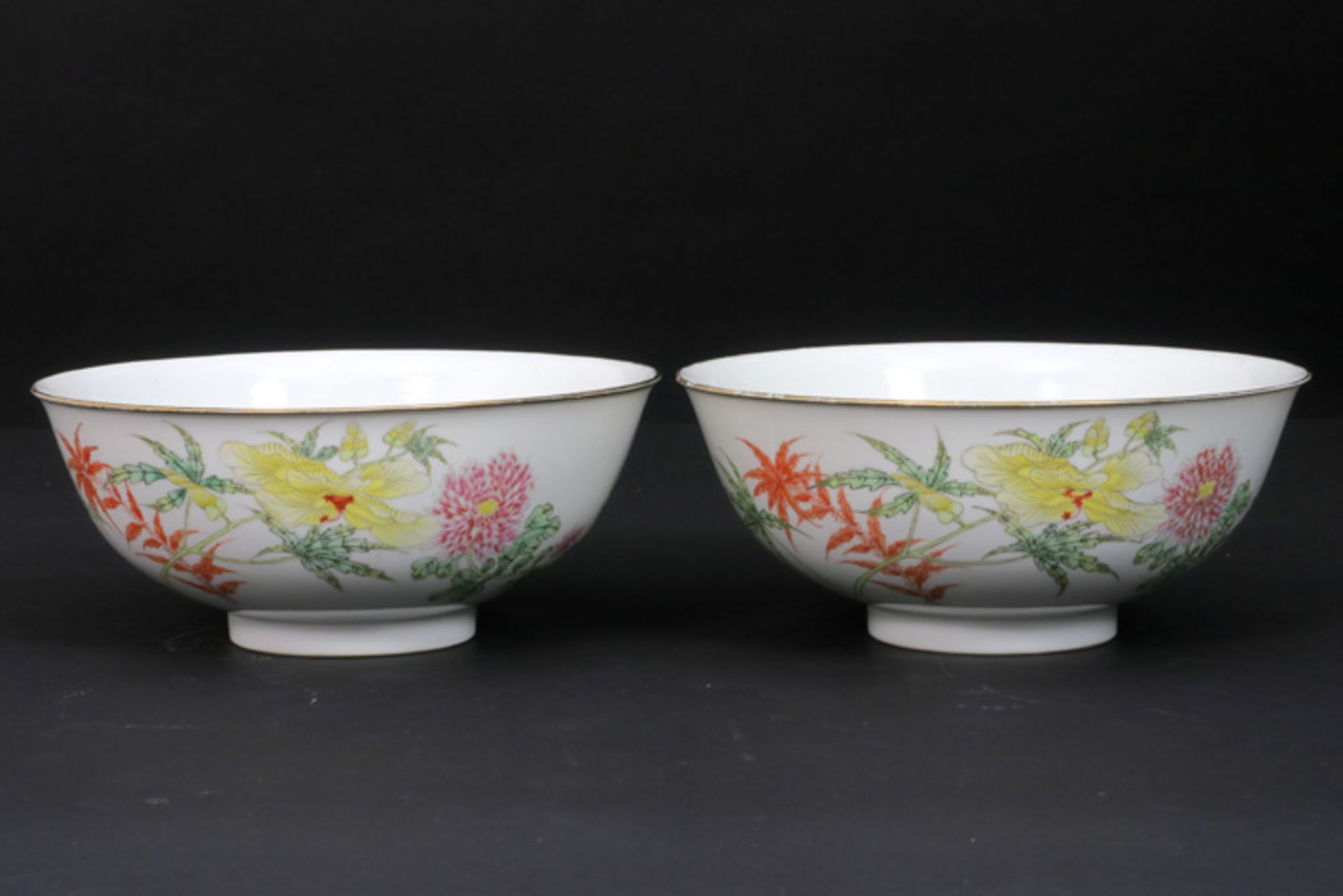 pair of antique Chinese bowls in marked porcelain with a polychrome flowers decor||Paar antieke