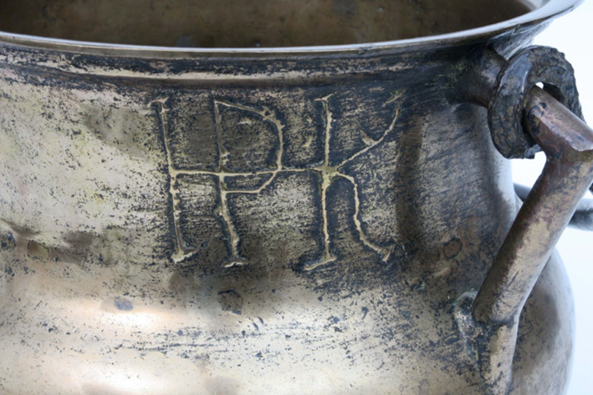 16th/17th Cent. Flemish "grape" cookingpot in bronze, marked " IPK "||VLAANDEREN - 16°/17° EEUW - Image 5 of 5