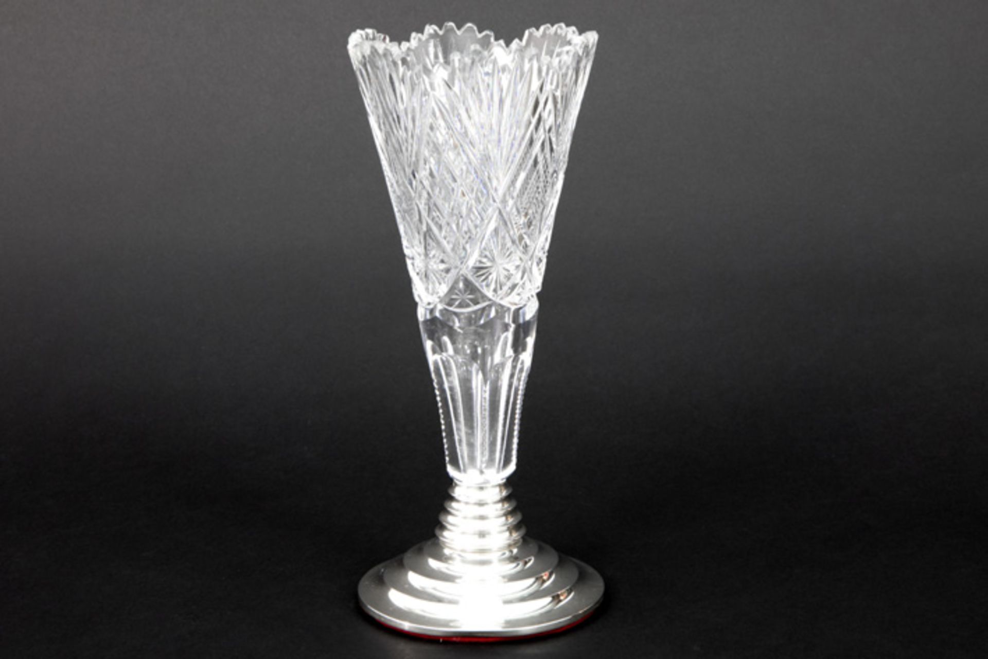 crystal vase on a base in silver||Vaas in geslepen kleurloos kristal op een voet in massief zilver -