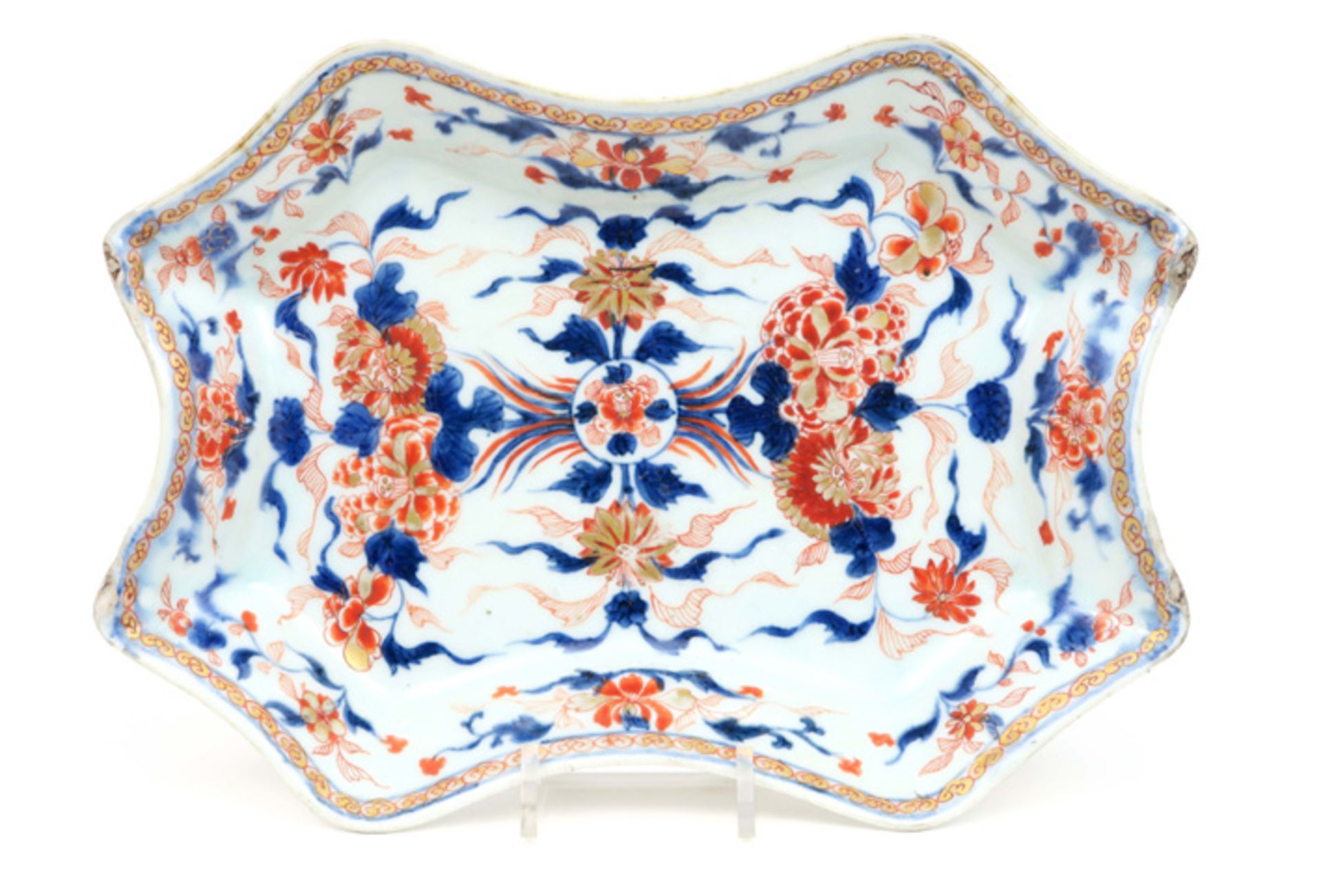 18th Cent. Chinese dish with a quite special design in porcelain with an Imari flowers decor ||
