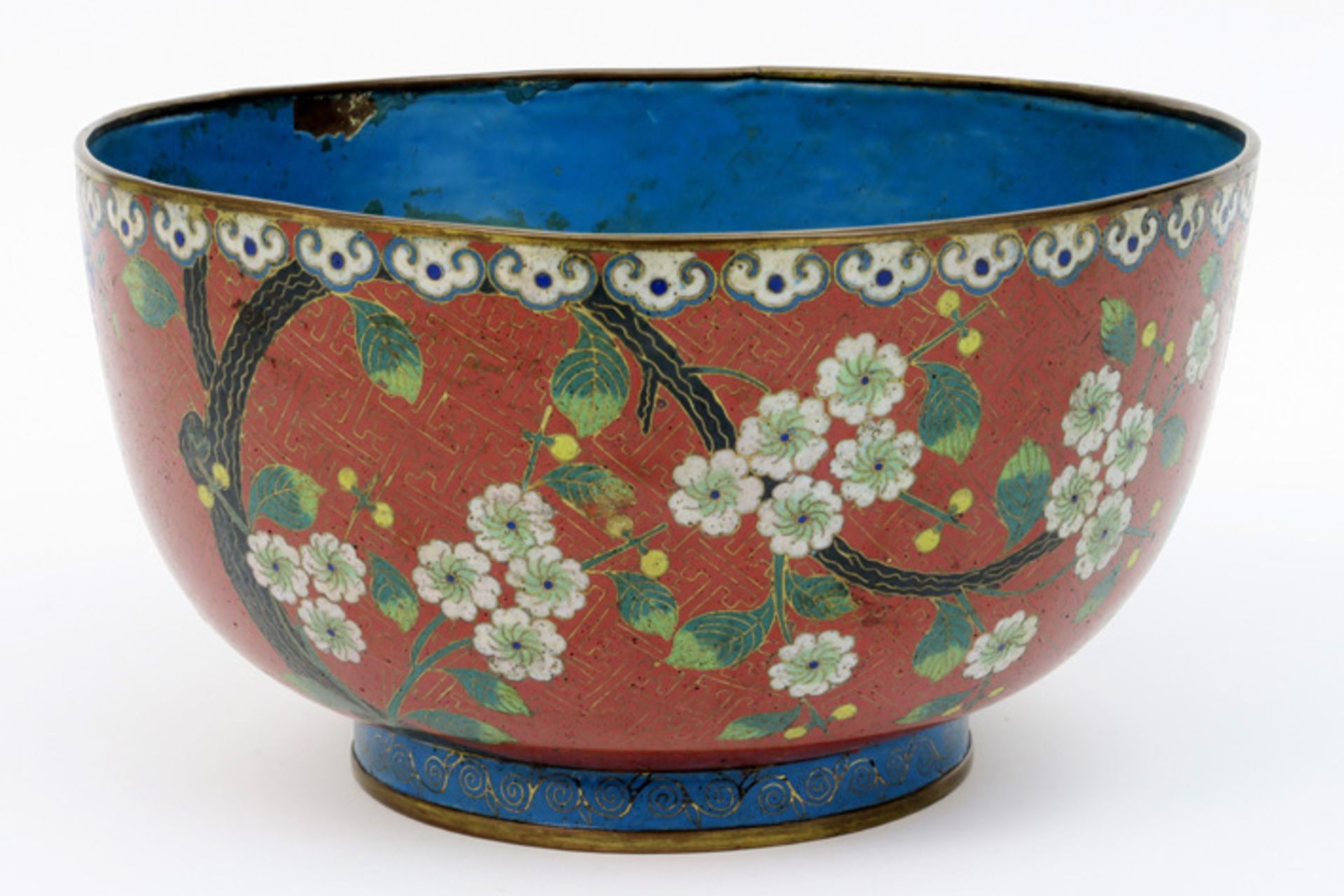 antique Chinese cloisonné bowl with a flowers decor||Antieke Chinese bowl in cloisonné met