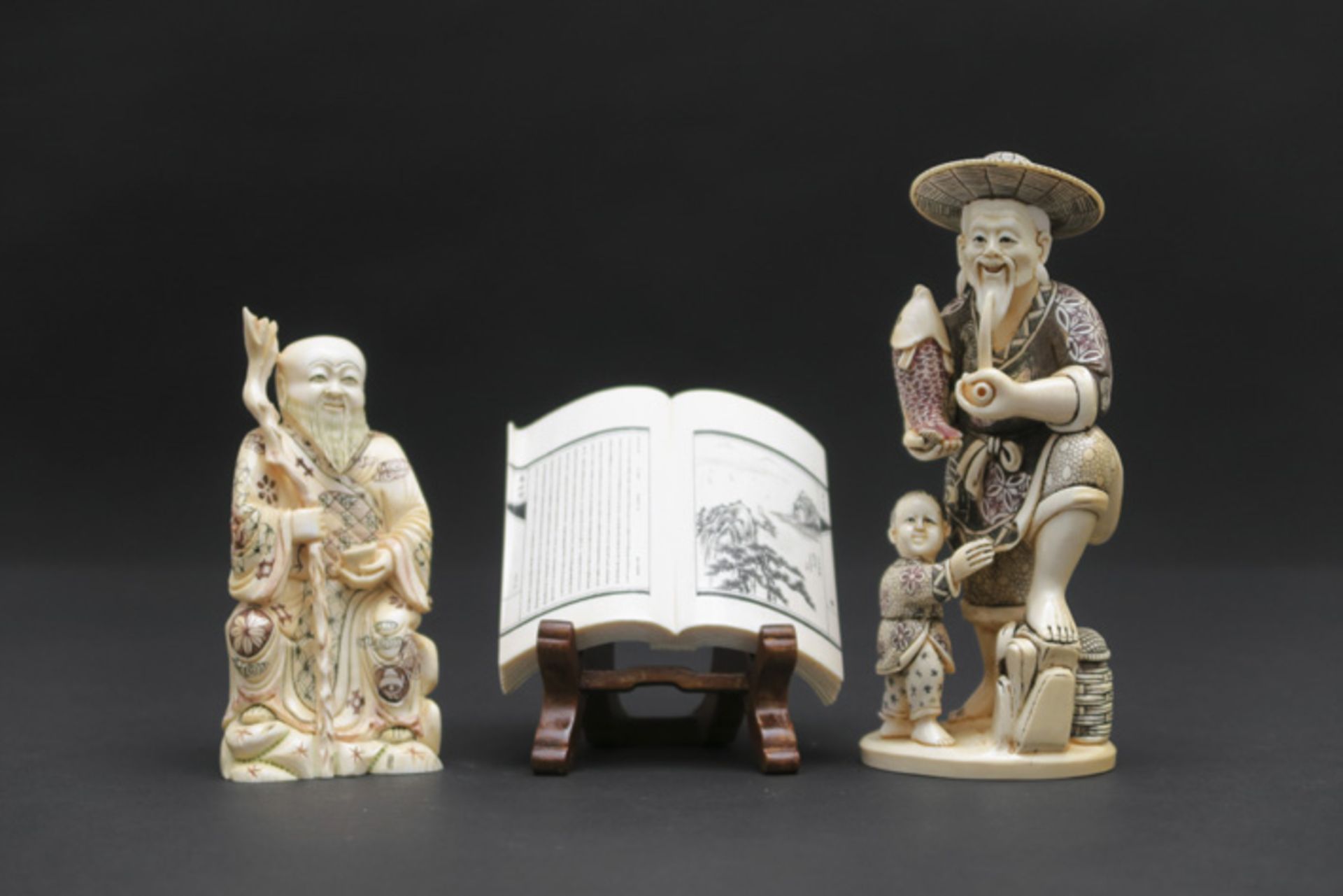 three Chinese ivory sculptures||Lot van drie Chinese sculpturen in ivoor - hoogtes : 8,5 tot 15 cm -