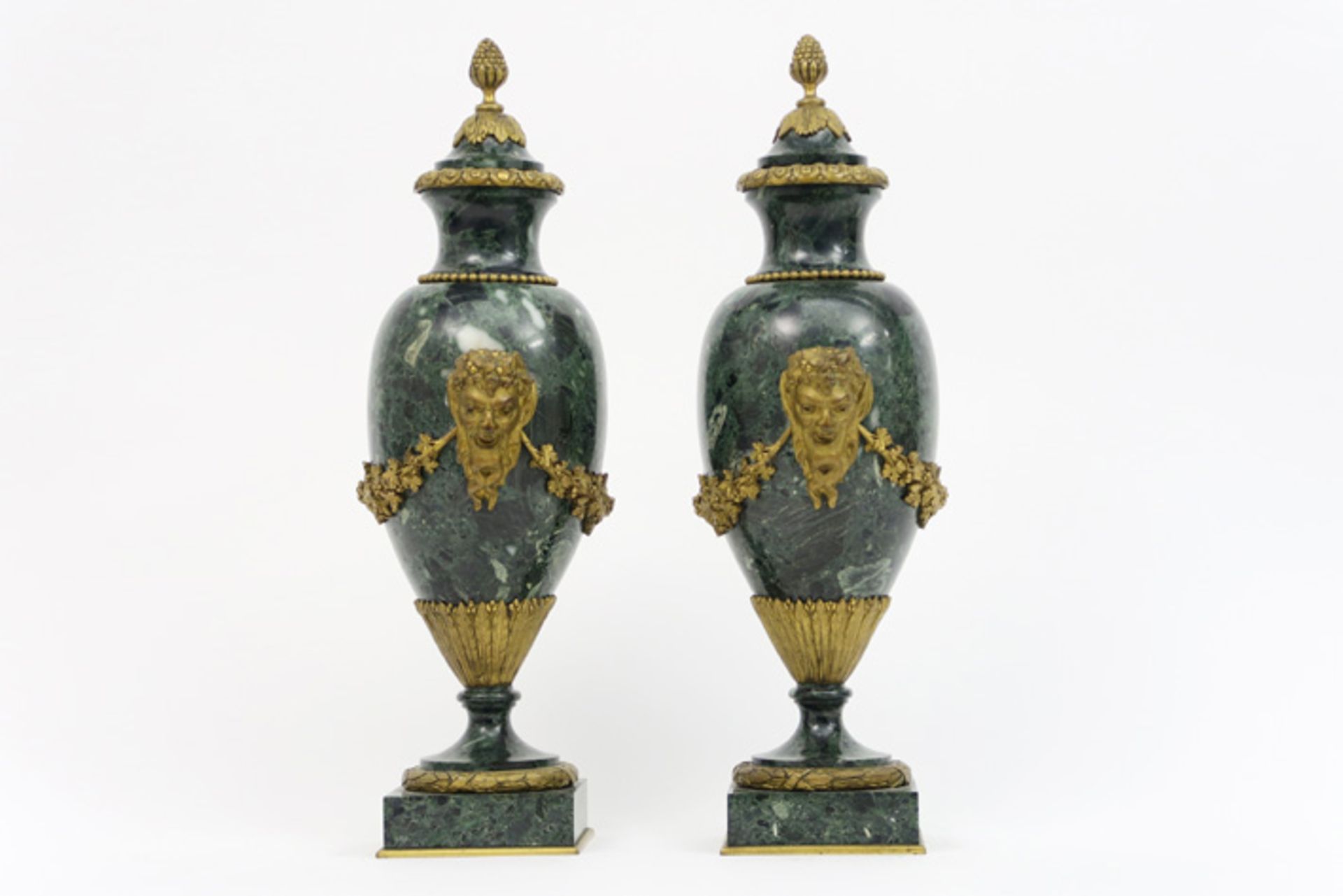 pair of antique lidded cassolet vases in green marble and gilded bronze||Paar antieke gedekselde - Image 2 of 6