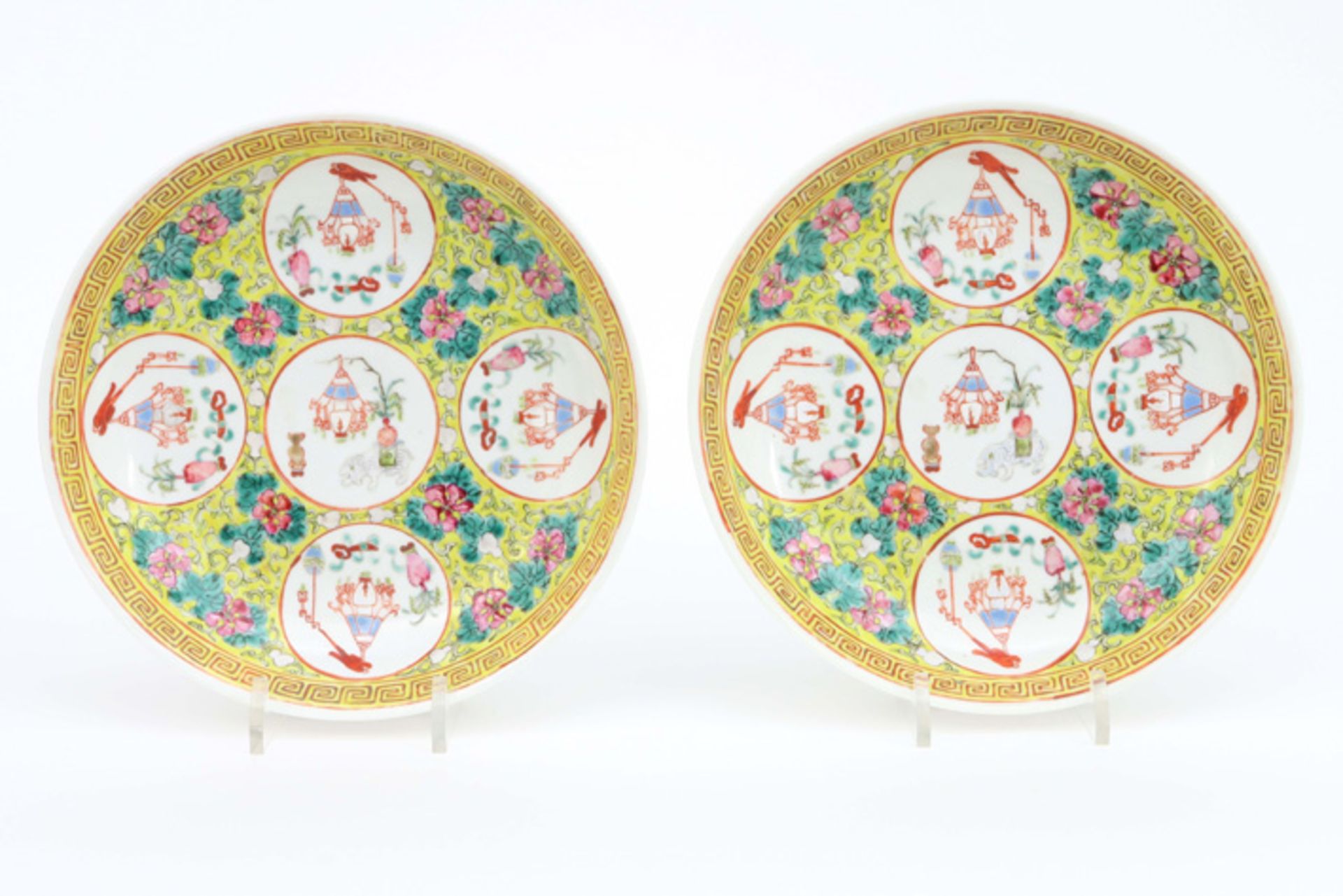 pair of antique Chinese dishes in Guantzu marked porcelain with polychrome Famille Jaune decor||Paar