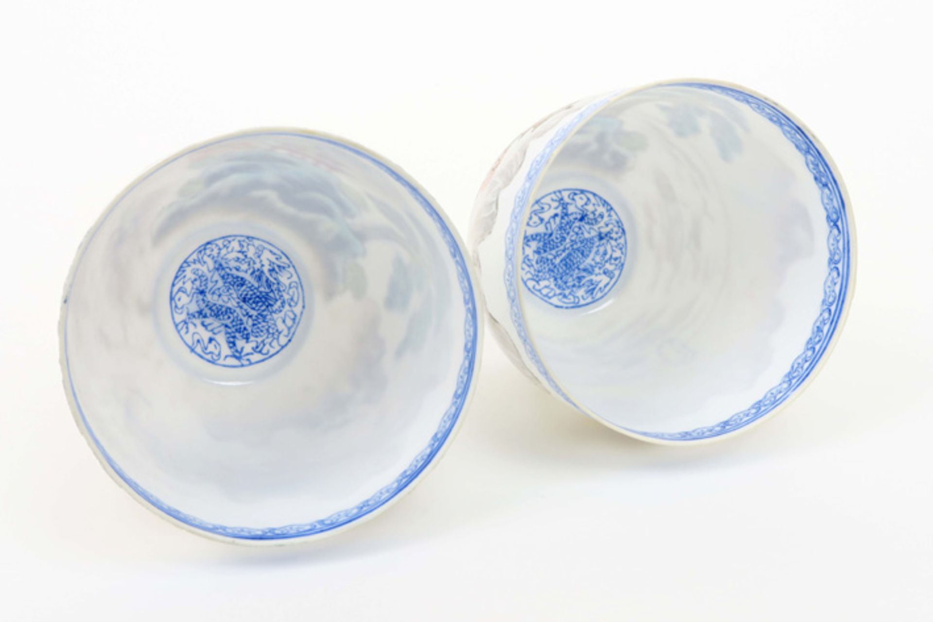 pair of Chinese cups in marked eggshell porcelain with polychrome landscape decor||Paar Chinese - Image 3 of 5