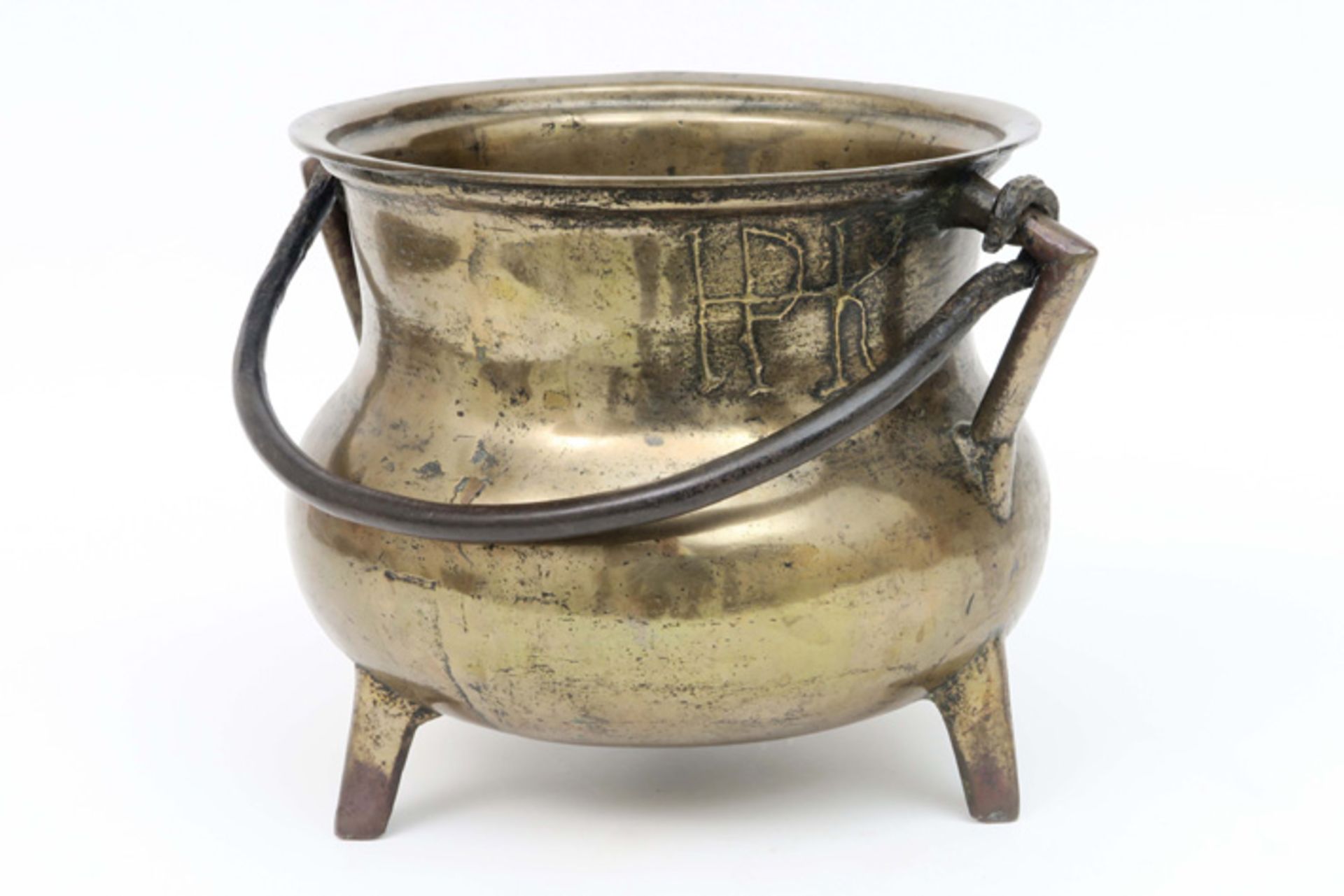 16th/17th Cent. Flemish "grape" cookingpot in bronze, marked " IPK "||VLAANDEREN - 16°/17° EEUW