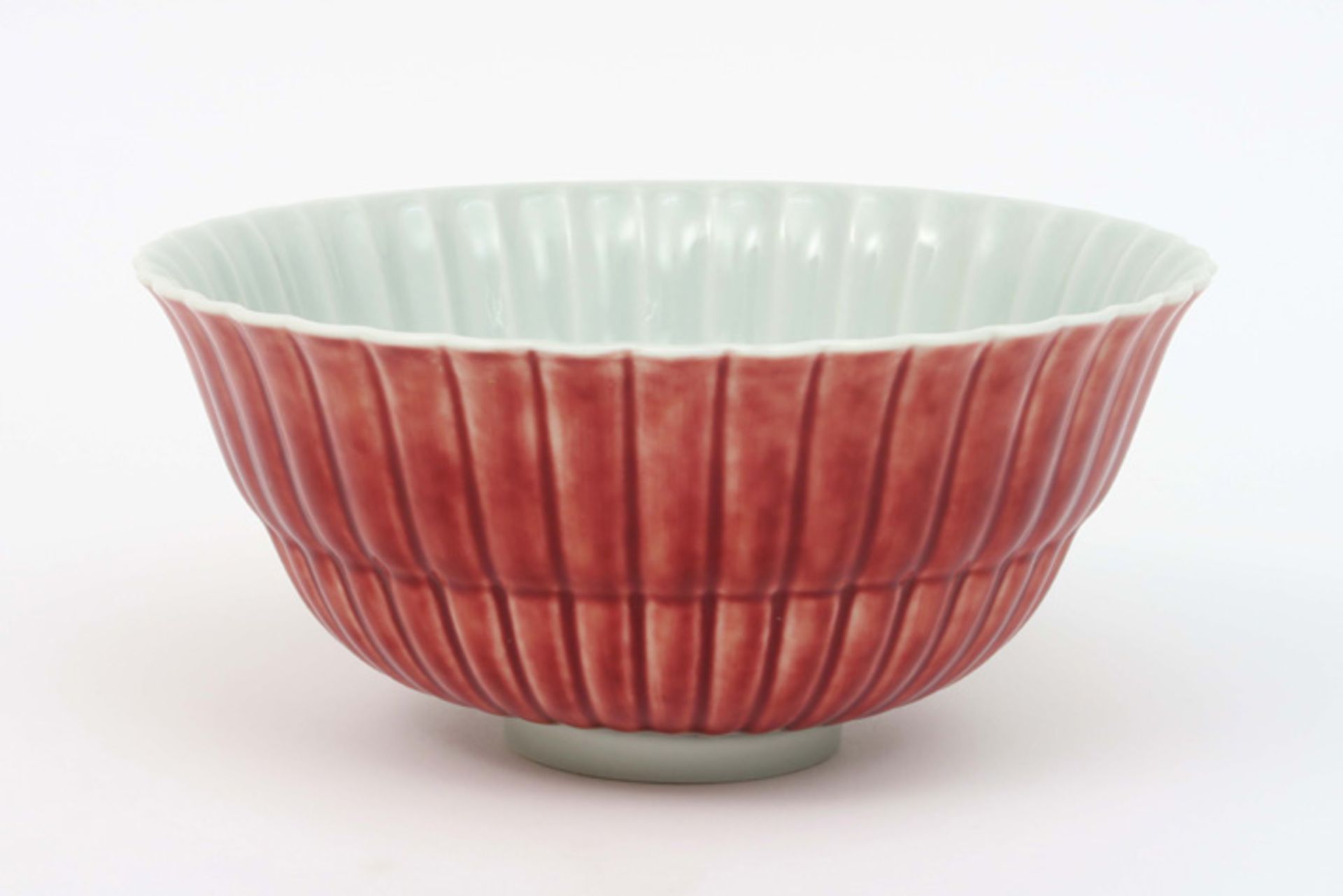scalloped lotusflower shaped bowl in marked Royal Kopenhagen porcelain with embossed ribs||Bowl in d - Bild 2 aus 5