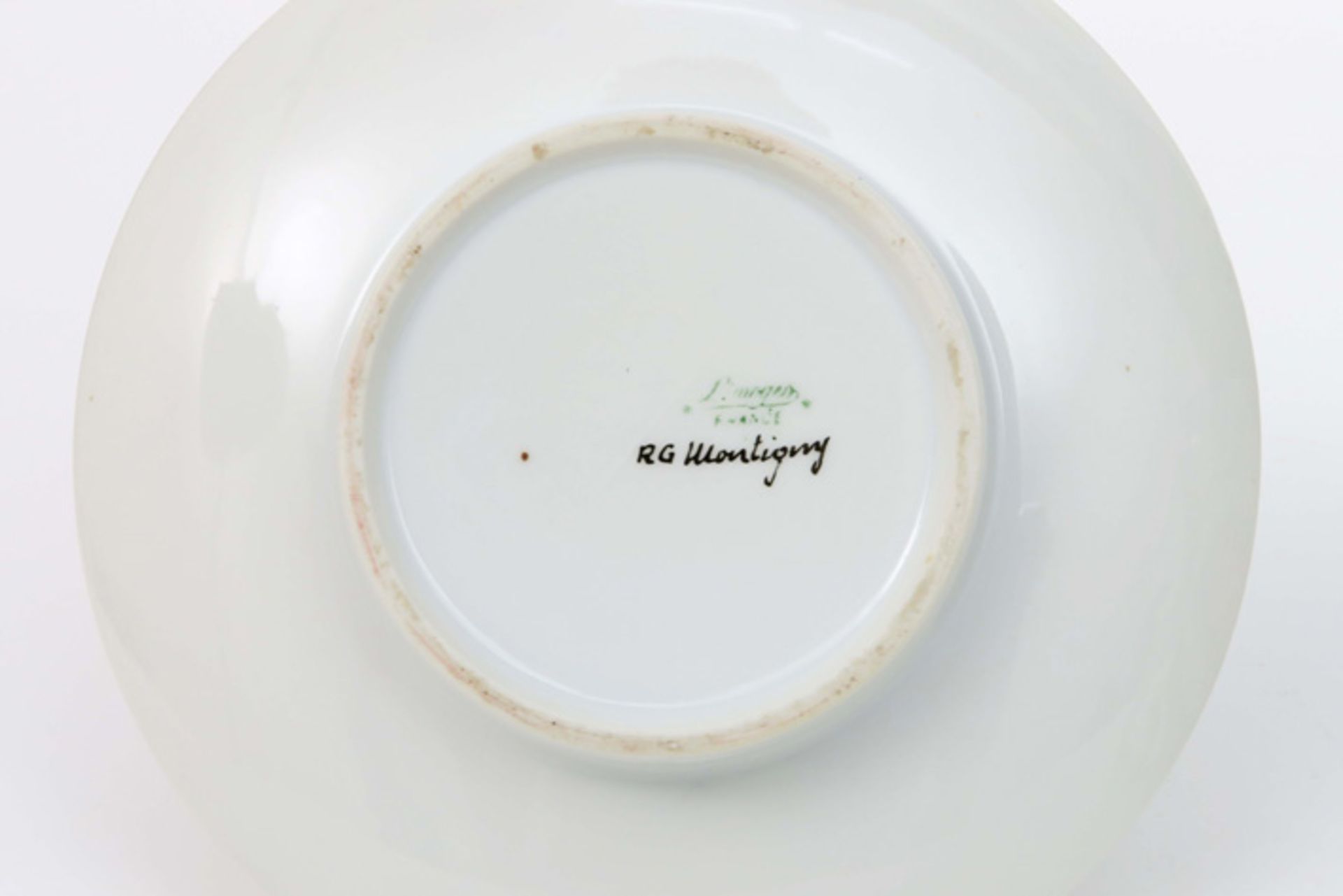 two lidded sweet's jars on their plate in marked Limoges porcelain ||Lot met twee gedekselde drageoi - Bild 6 aus 6