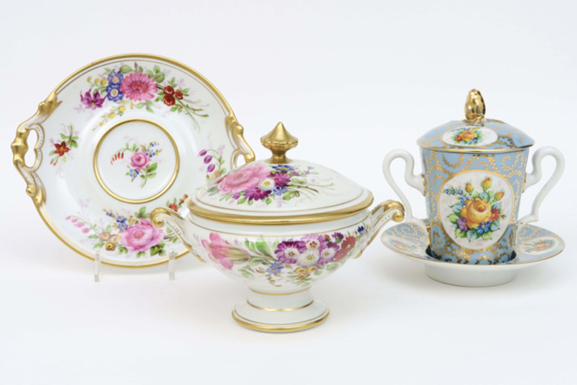 two lidded sweet's jars on their plate in marked Limoges porcelain ||Lot met twee gedekselde drageoi - Bild 3 aus 6