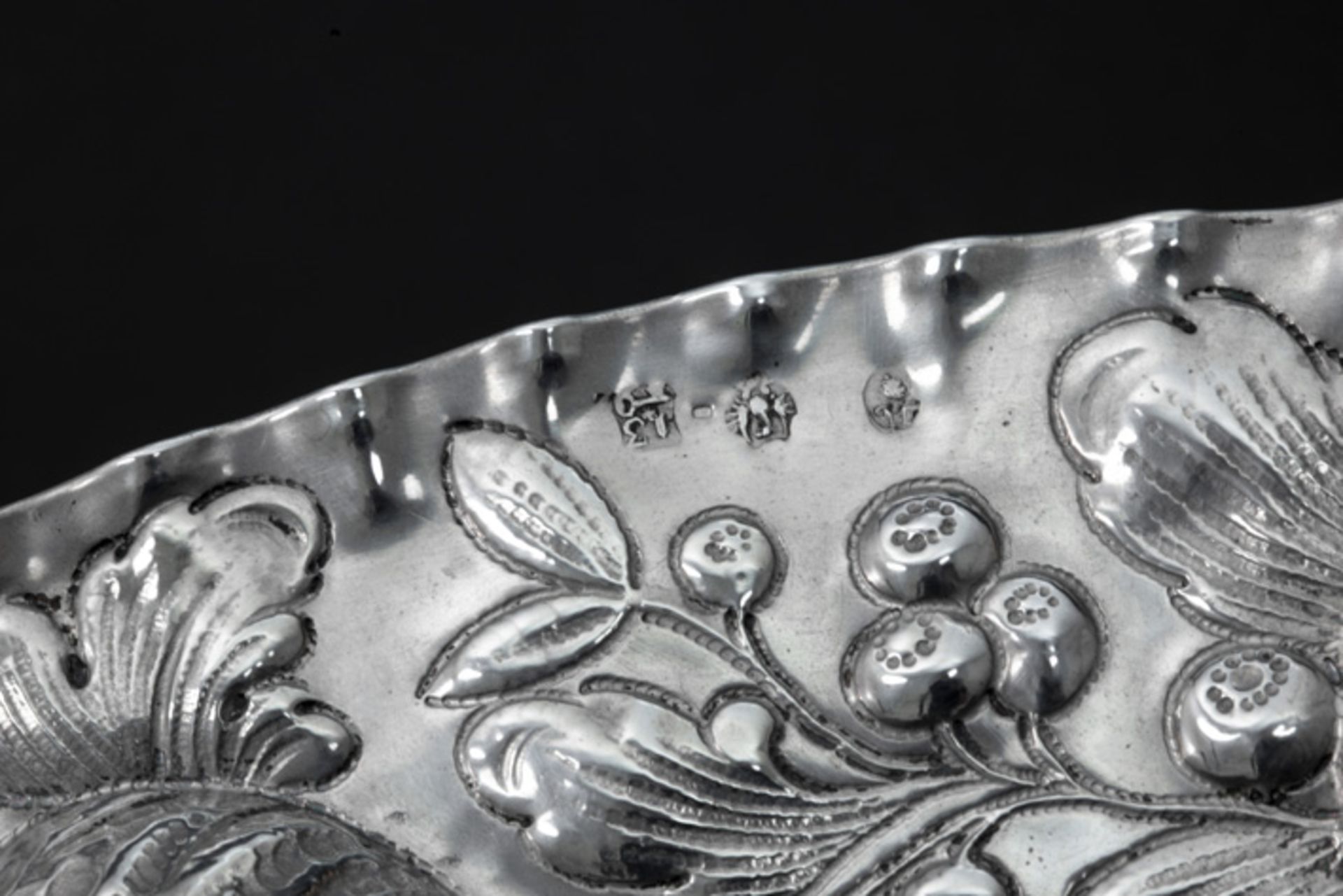 antique baroque style salver in marked silver with a repoussé decor with horsemen and - Image 4 of 4