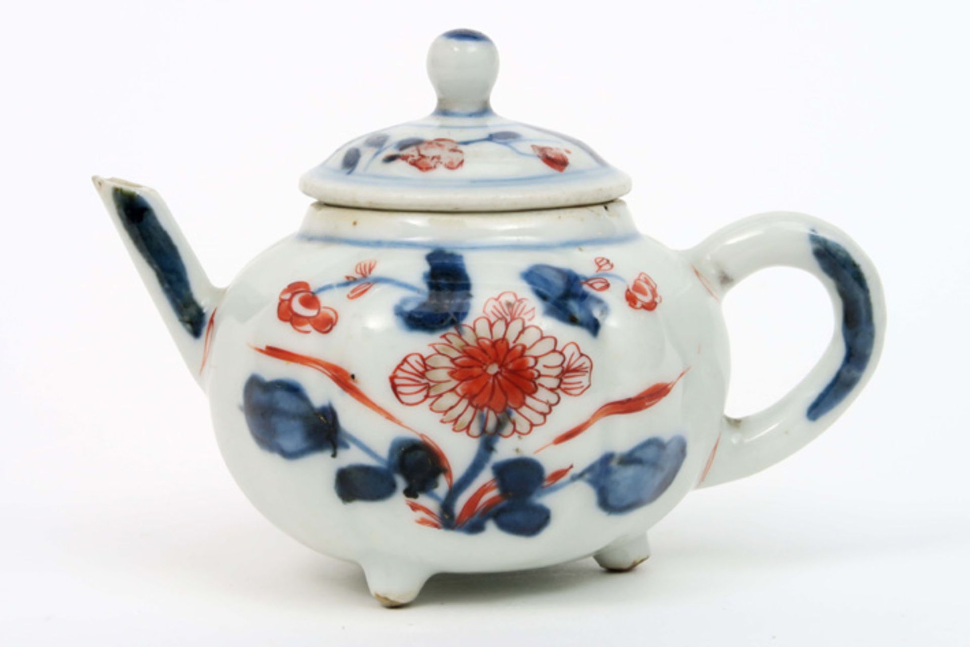 small 18th Cent. Chinese lidded tea pot in porcelain with an Imari flowers decor||Achttiende eeuwse 