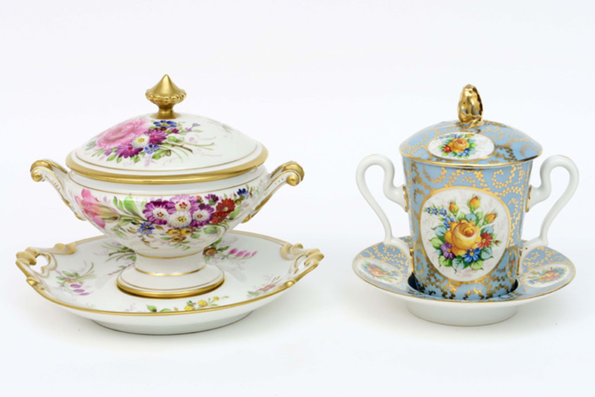 two lidded sweet's jars on their plate in marked Limoges porcelain ||Lot met twee gedekselde drageoi - Bild 2 aus 6