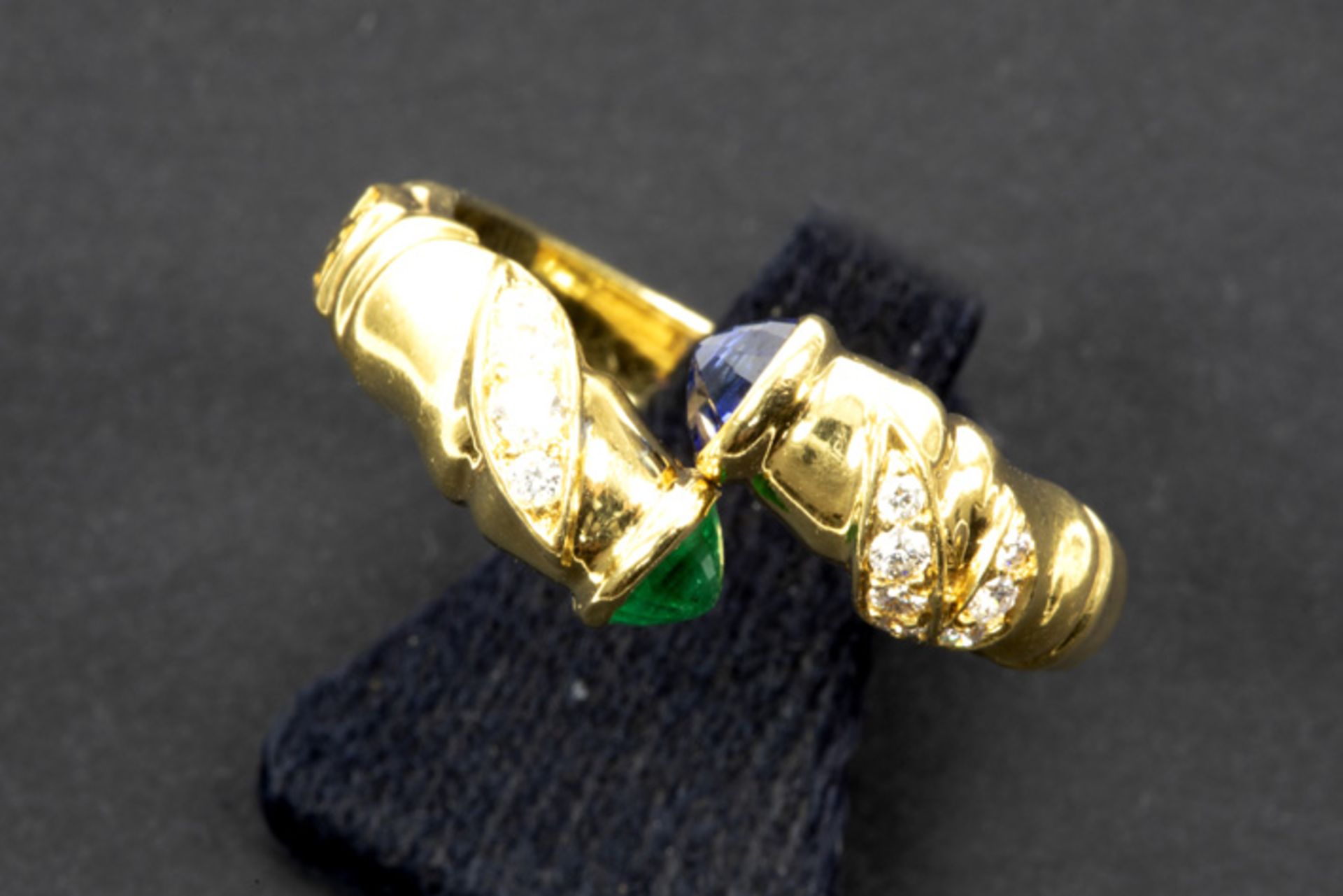 ring with a Cartier like design in yellow gold (18 carat) with a cabochon cut emerald and sapphire - Image 2 of 3