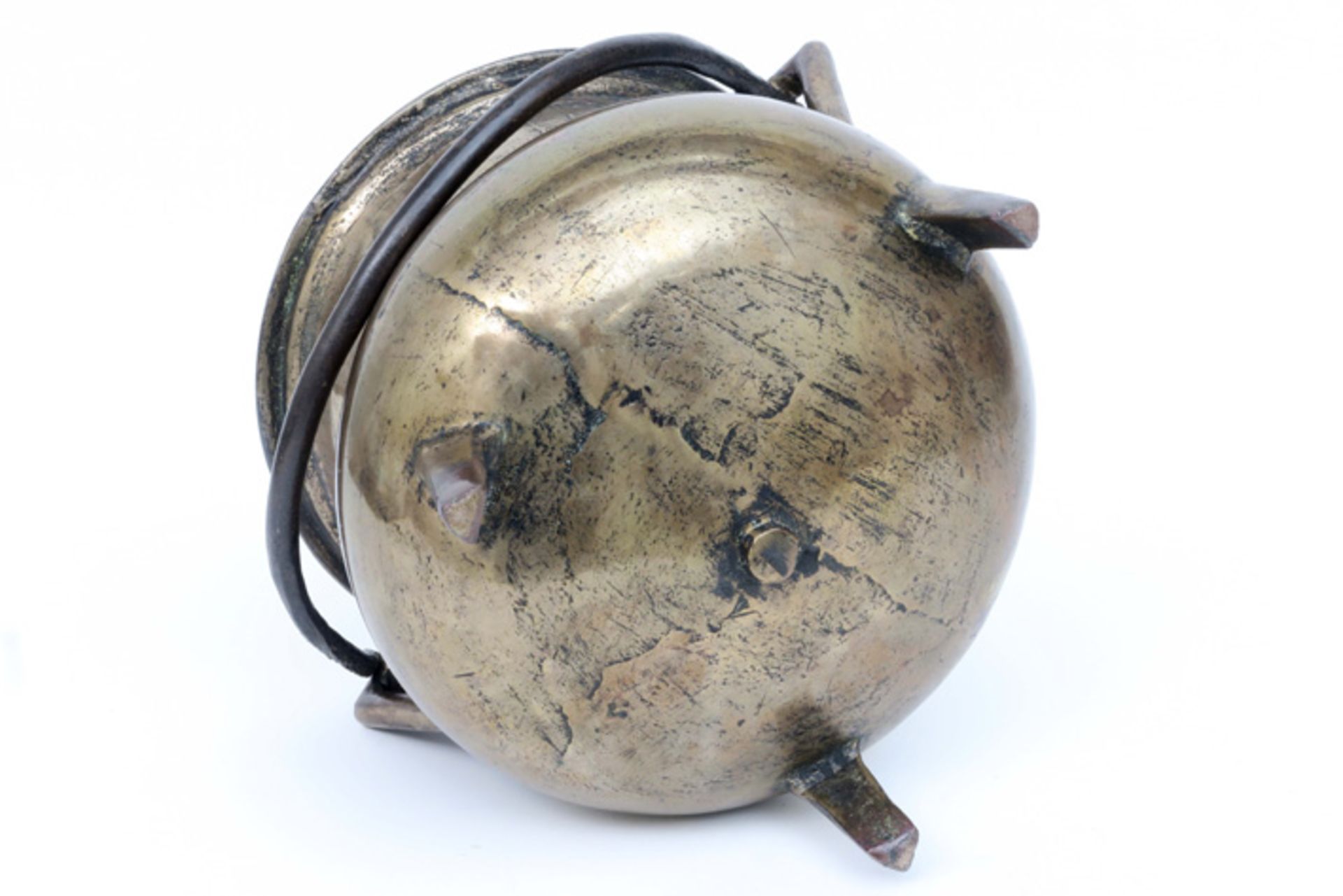 16th/17th Cent. Flemish "grape" cookingpot in bronze, marked " IPK "||VLAANDEREN - 16°/17° EEUW - Image 4 of 5