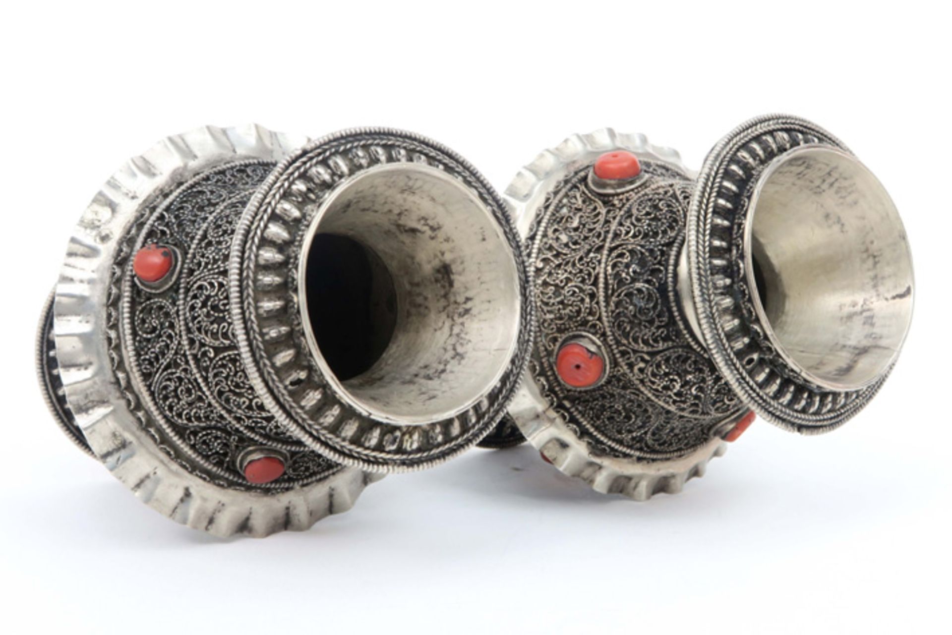 pair of antique Nepalese small vases in silver with coral - ca 1900 (or earlier)||Paar antieke - Image 3 of 5