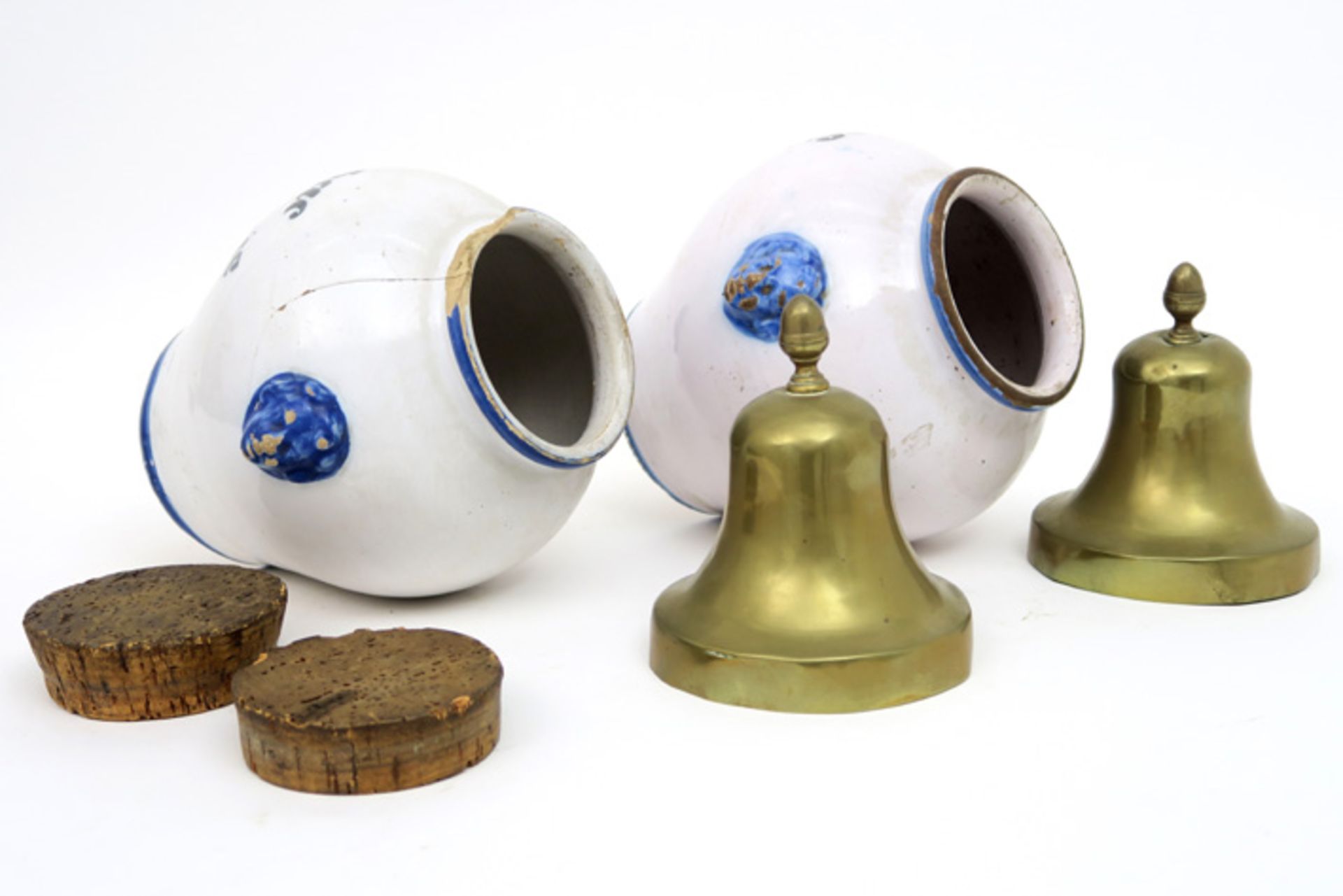 two antique ceramic tobacco jars each with a blue-white inscription||Lot van twee antieke tabakspott - Bild 4 aus 5