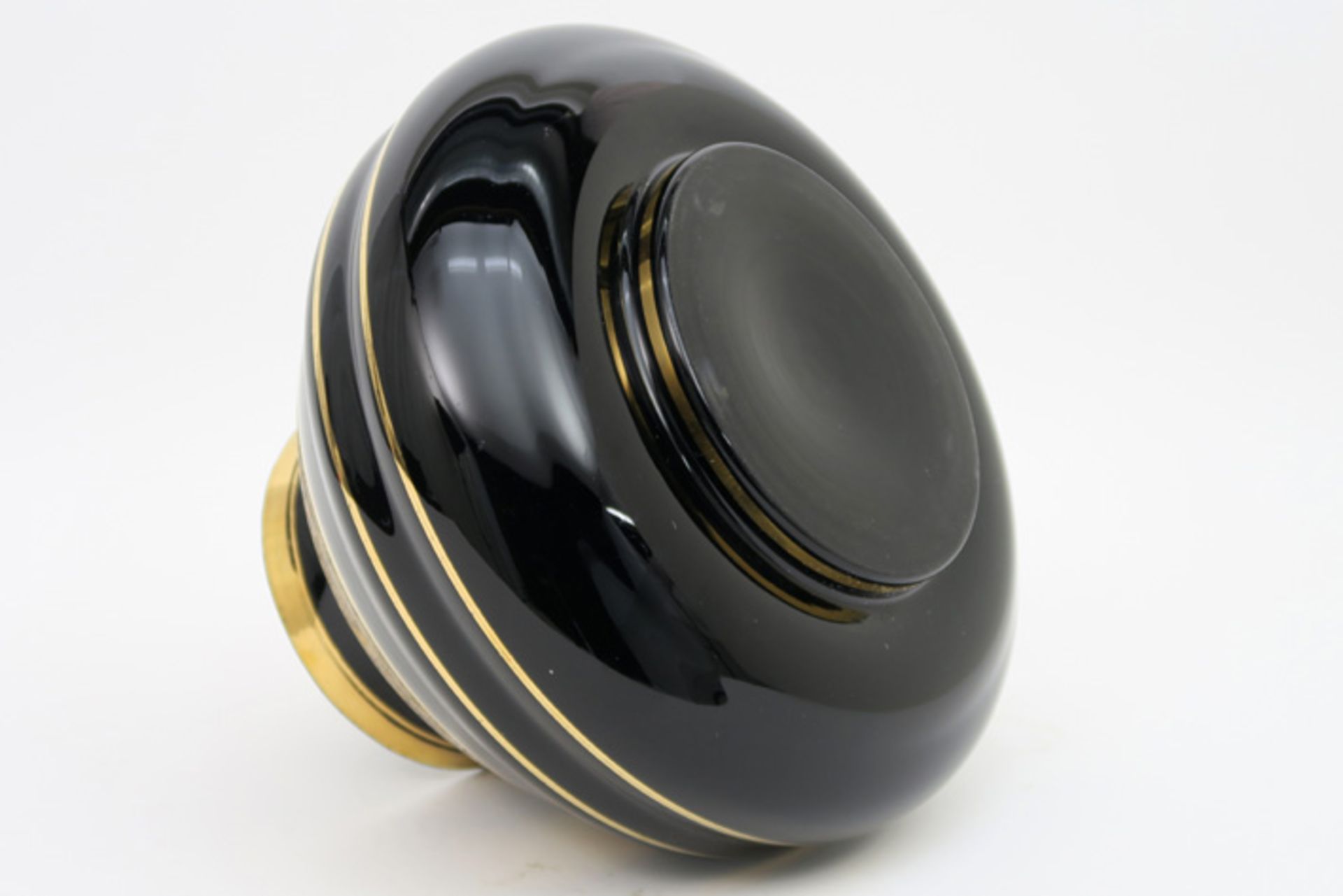 Belgian Art Deco vase in typical black glass from Boom with a gold decor||Belgische Art Deco-vaas in - Image 2 of 3