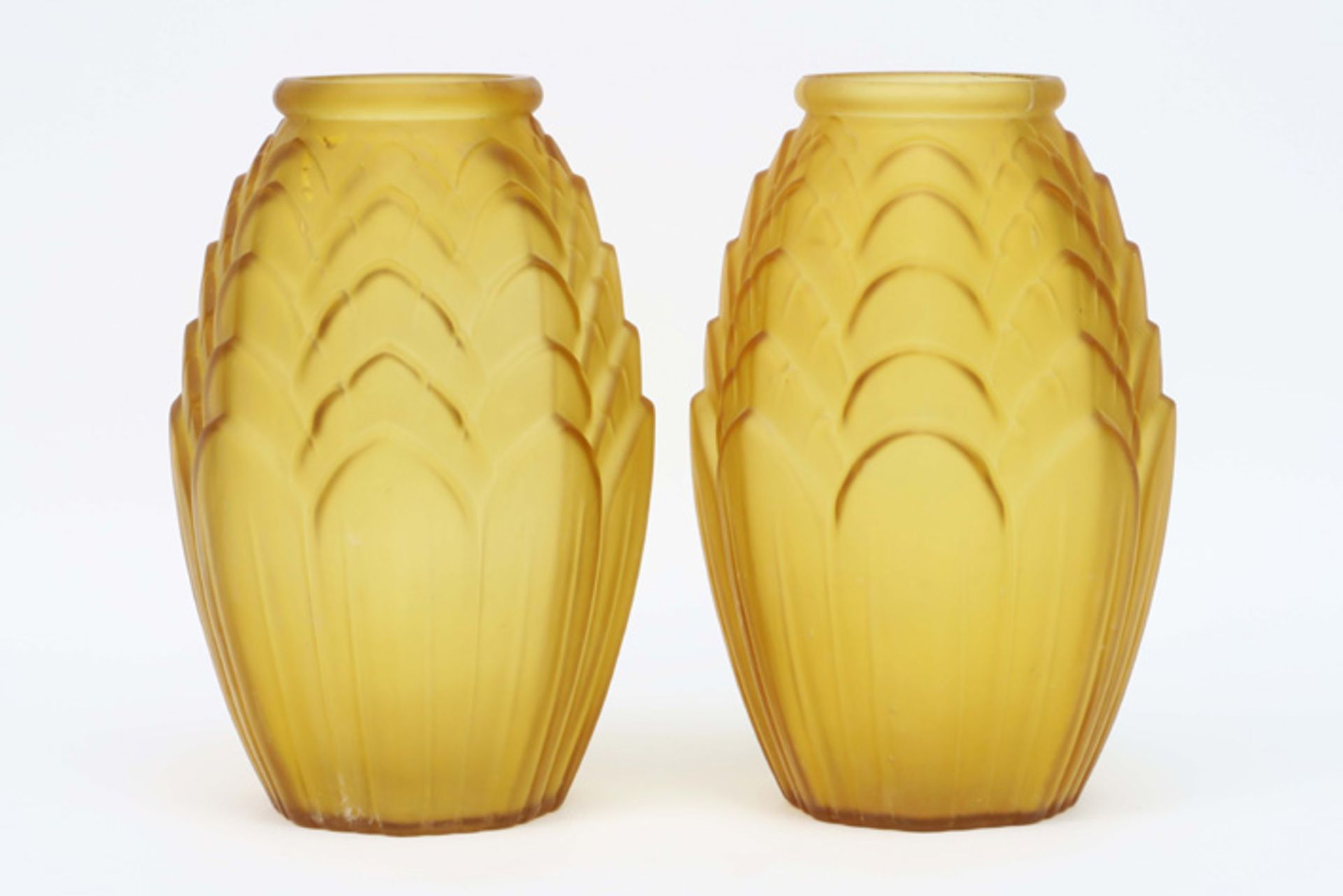 pair of French Art Deco vases in satinated yellow glass||Paar Franse Art Deco-vazen in geel gesatine