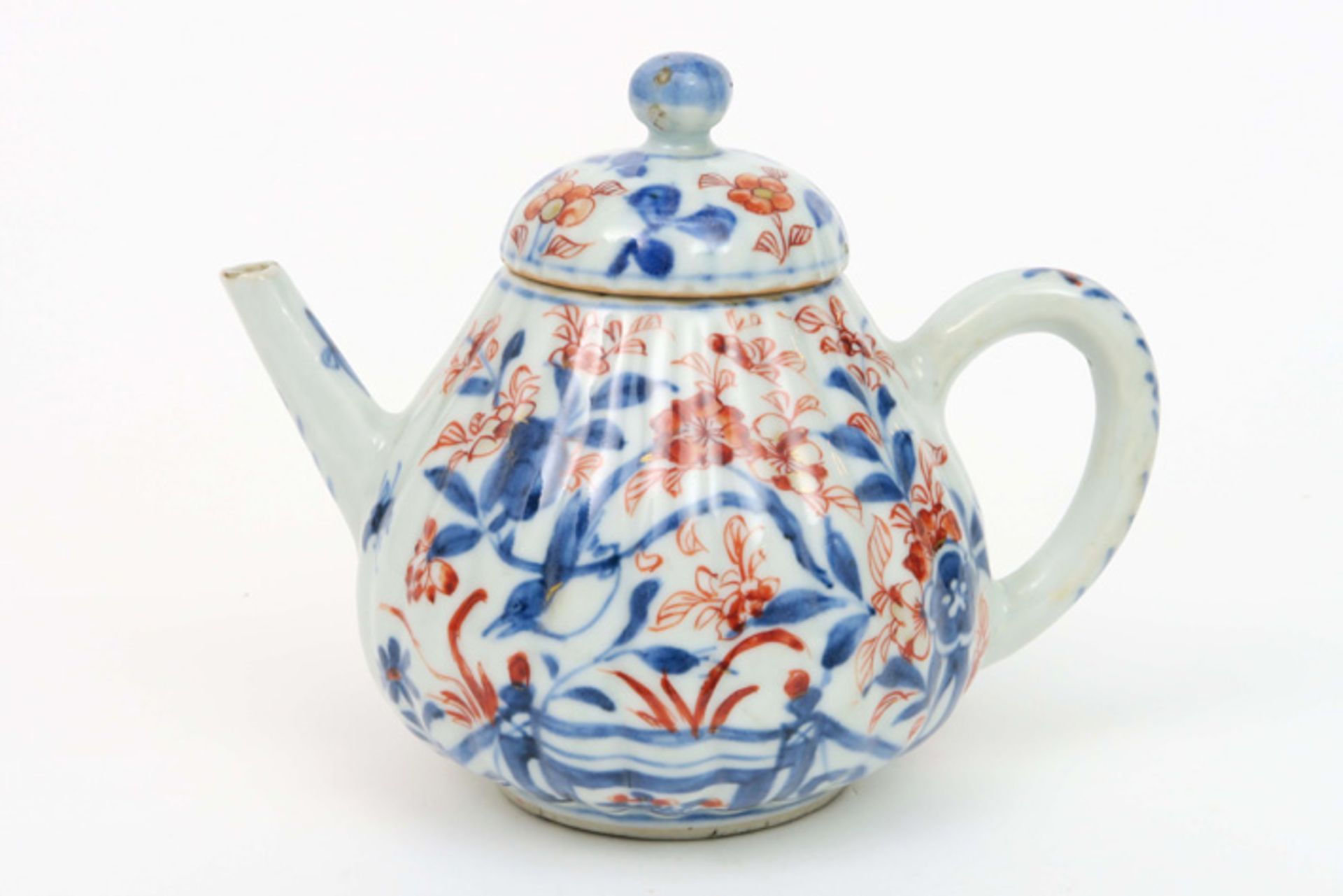 18th Cent. Chinese lidded tea pot in porcelain with an Imari flowers decor||Achttiende eeuwse