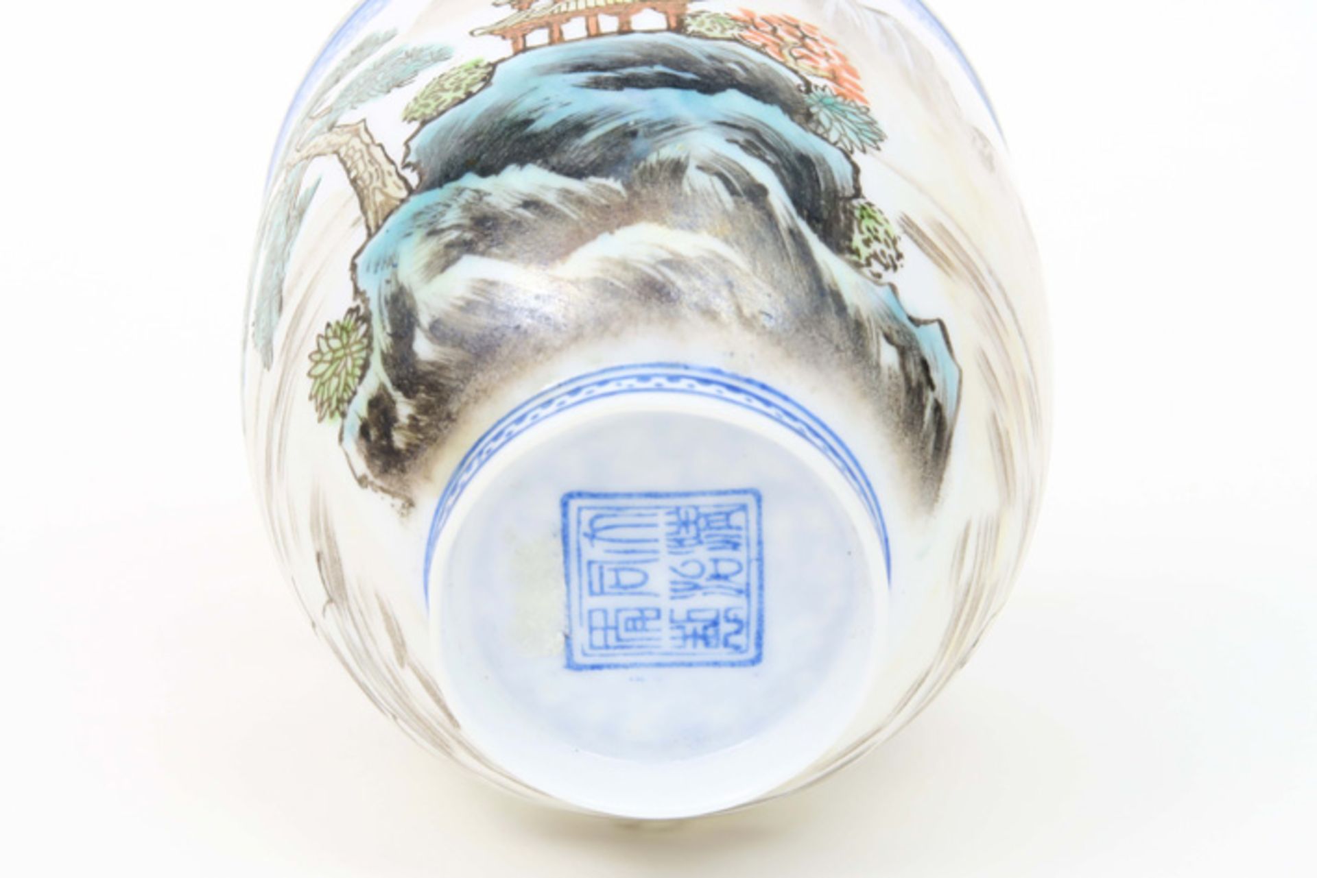 pair of Chinese cups in marked eggshell porcelain with polychrome landscape decor||Paar Chinese - Image 5 of 5