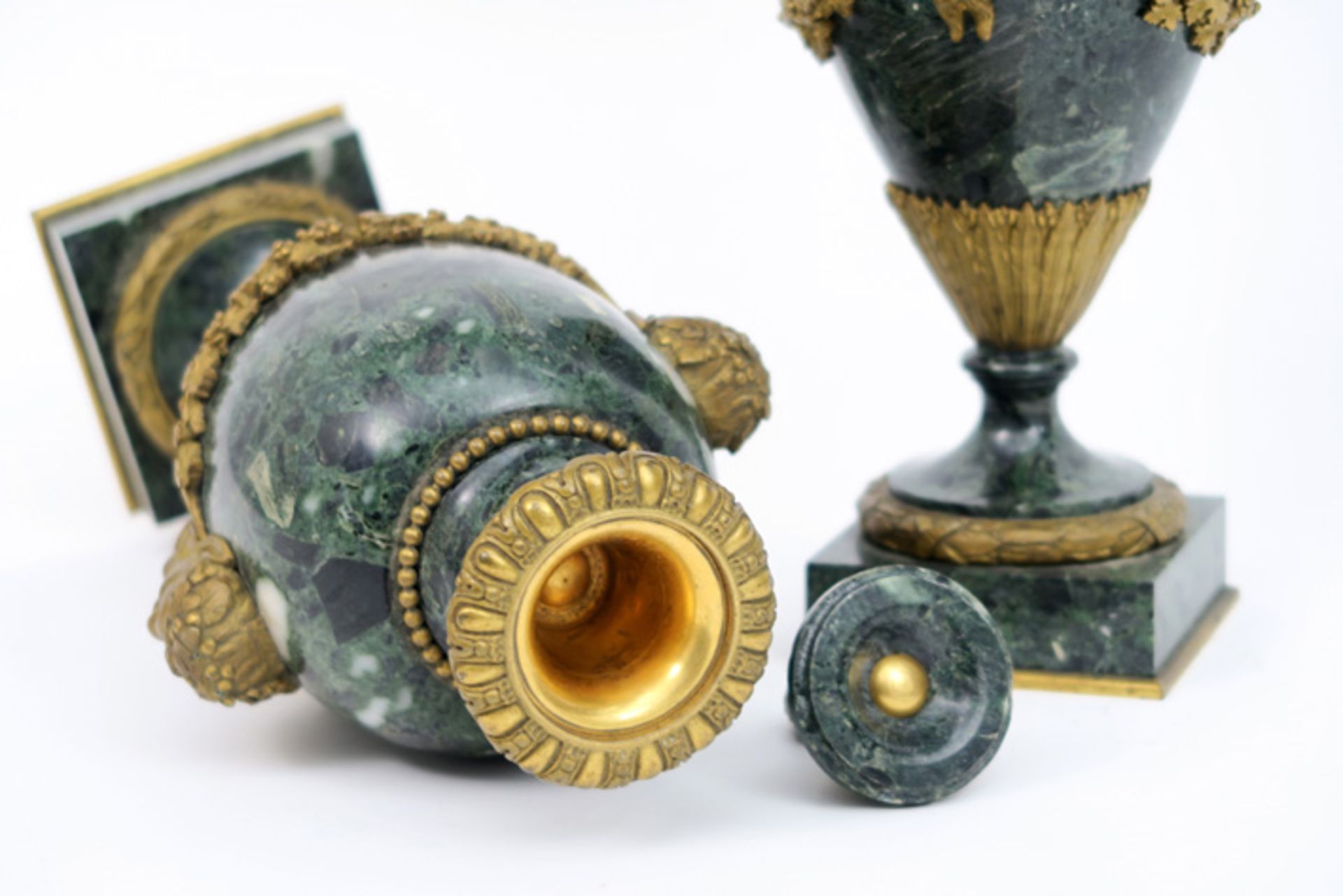 pair of antique lidded cassolet vases in green marble and gilded bronze||Paar antieke gedekselde - Image 3 of 6