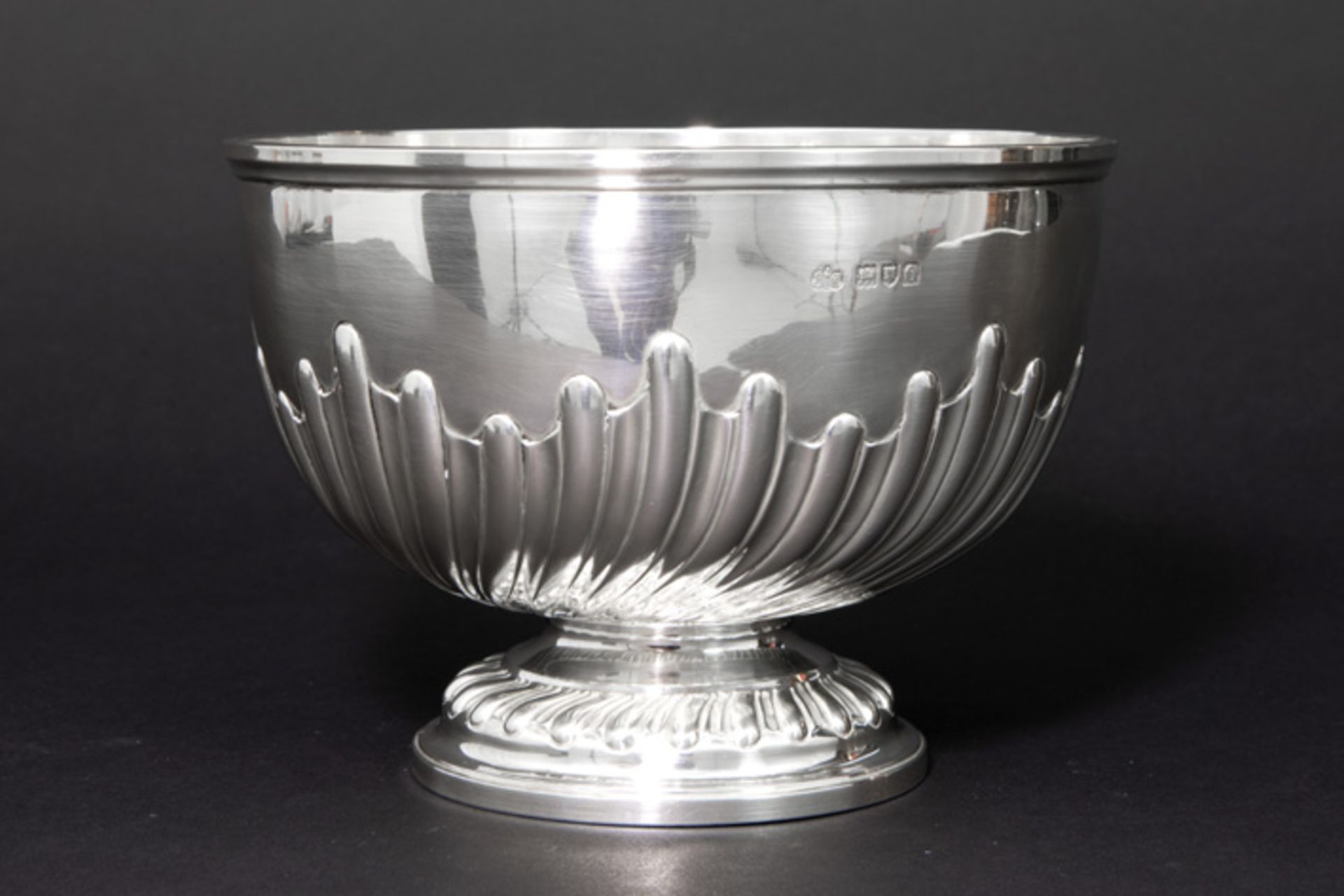 English "Elkington" bowl and basket in marked silver||Lot (2) massief zilver met een kleine - Image 6 of 8