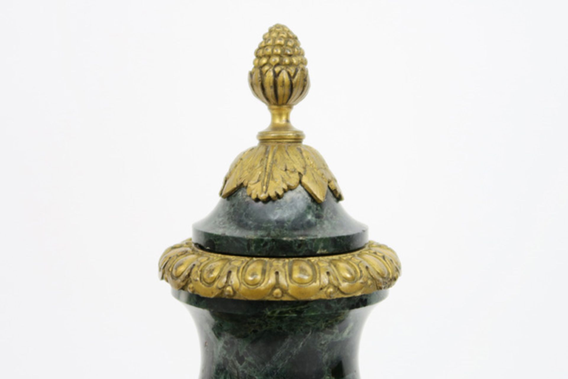 pair of antique lidded cassolet vases in green marble and gilded bronze||Paar antieke gedekselde - Image 4 of 6