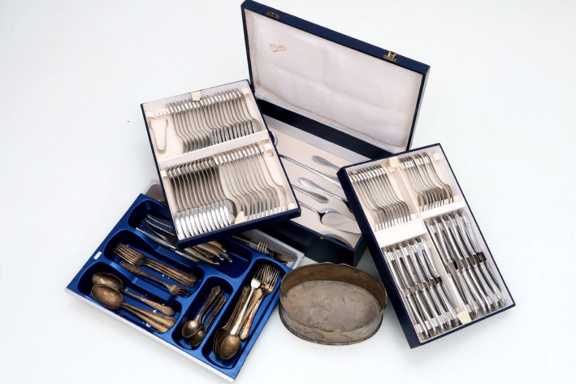 silverplated jardinier and cutlery (in box)||Lot verzilverd metaal met een milieu de table & een