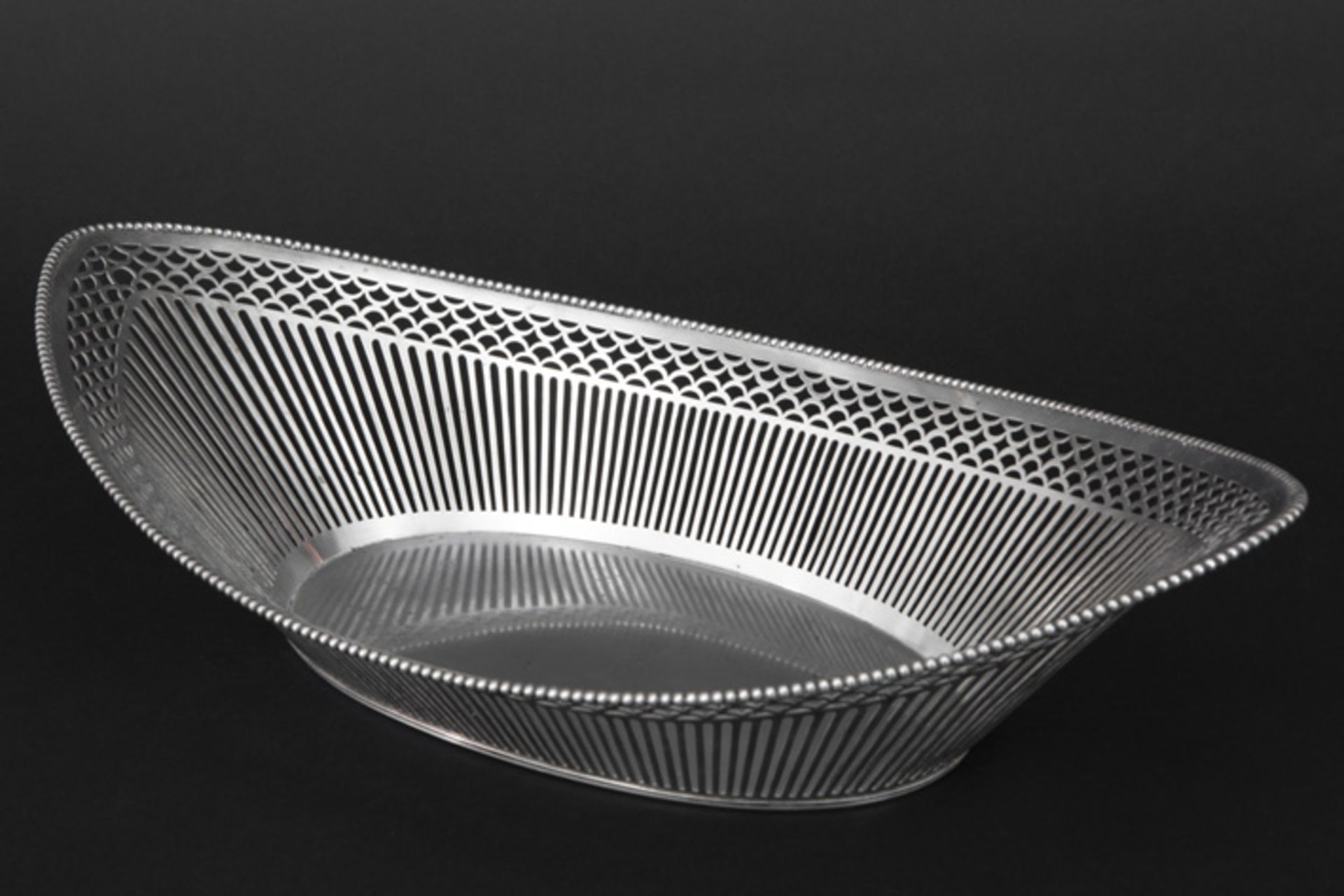 20th. Cent. Dutch oval bread basket in marked silver and dated 1915||Nederlandse ovale broodmand met - Bild 3 aus 3