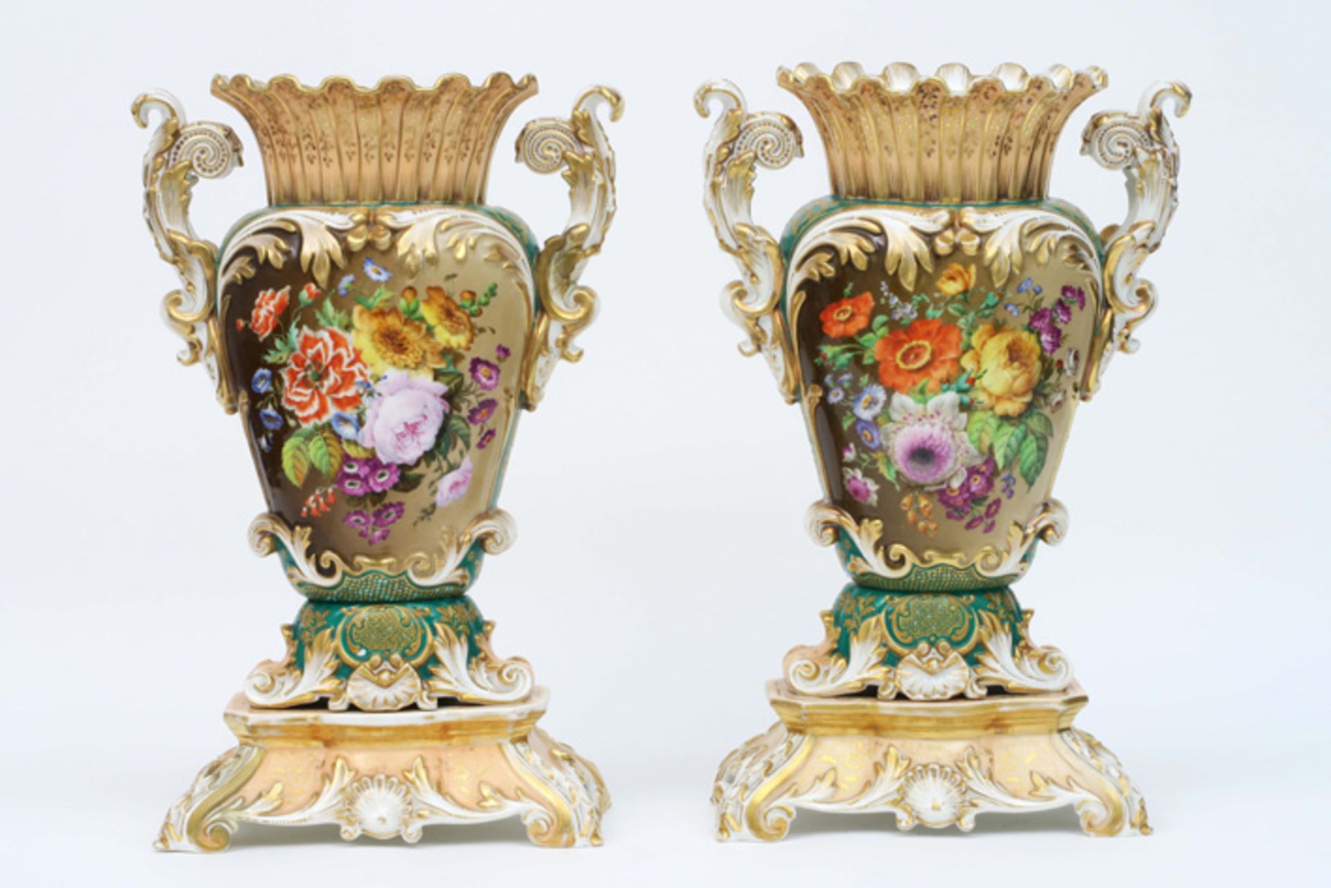 pair of antique vases, each on a base, in painted porcelain from Paris||Paar antieke vazen op voet i
