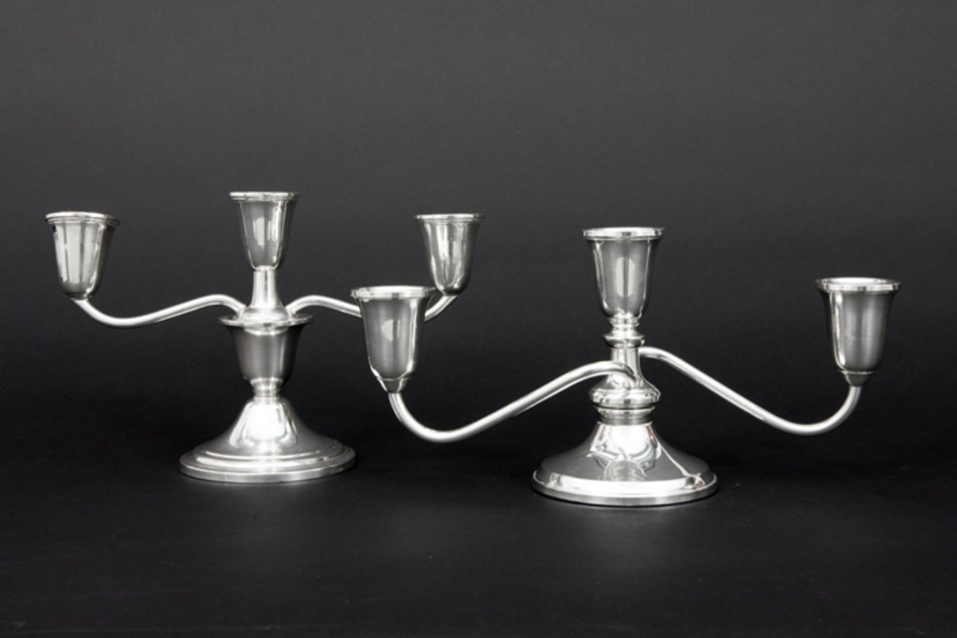 two thirties'/forties' American candelabra in "sterling" marked silver||Twee kleine Amerikaanse