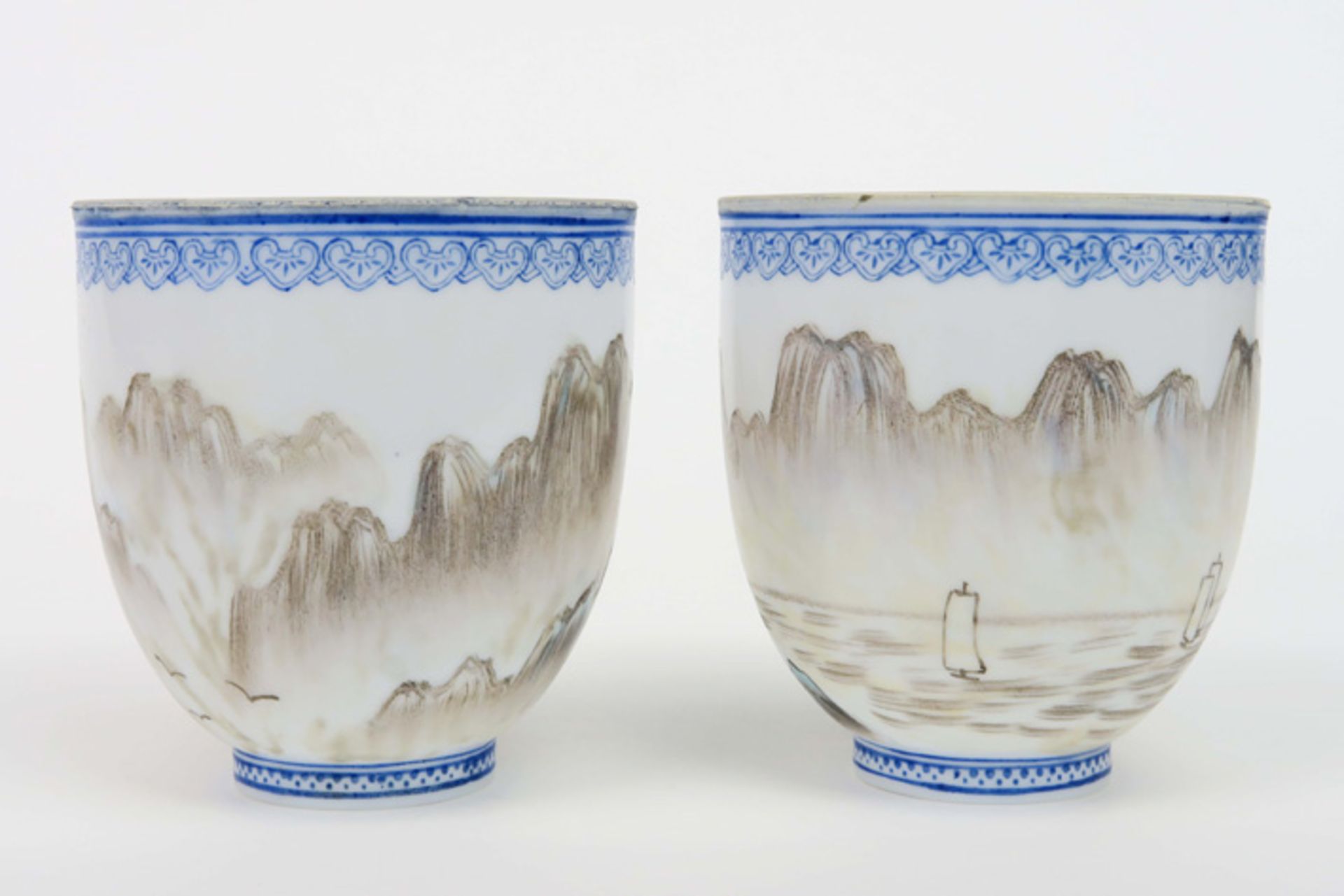 pair of Chinese cups in marked eggshell porcelain with polychrome landscape decor||Paar Chinese tass - Bild 2 aus 5
