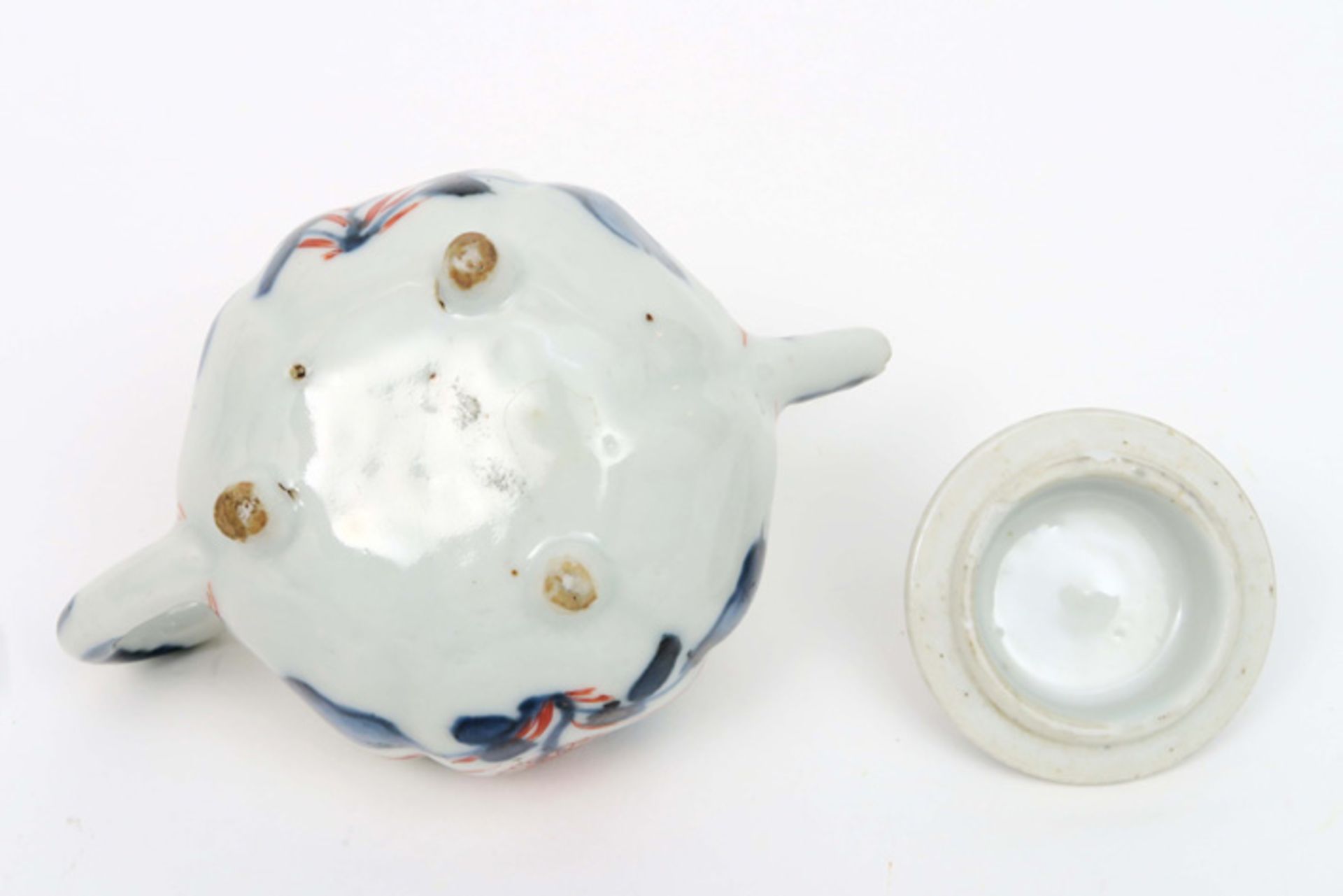 small 18th Cent. Chinese lidded tea pot in porcelain with an Imari flowers decor||Achttiende - Image 4 of 4