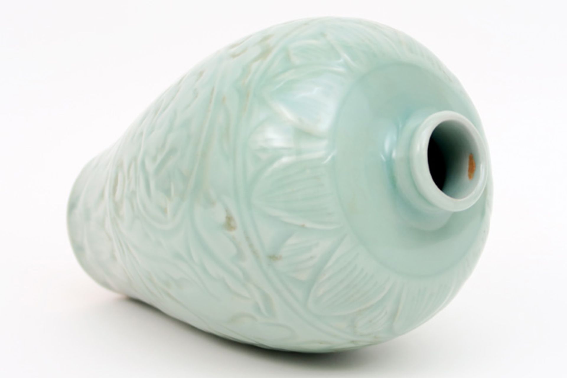 Chinese vase in celadon porcelain with a vegetal relief decor under a green glaze||Chinese vaas in - Image 3 of 4