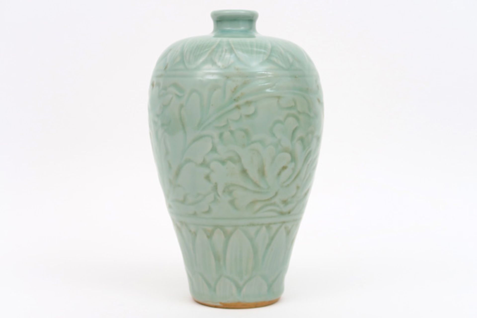Chinese vase in celadon porcelain with a vegetal relief decor under a green glaze||Chinese vaas in p - Bild 2 aus 4